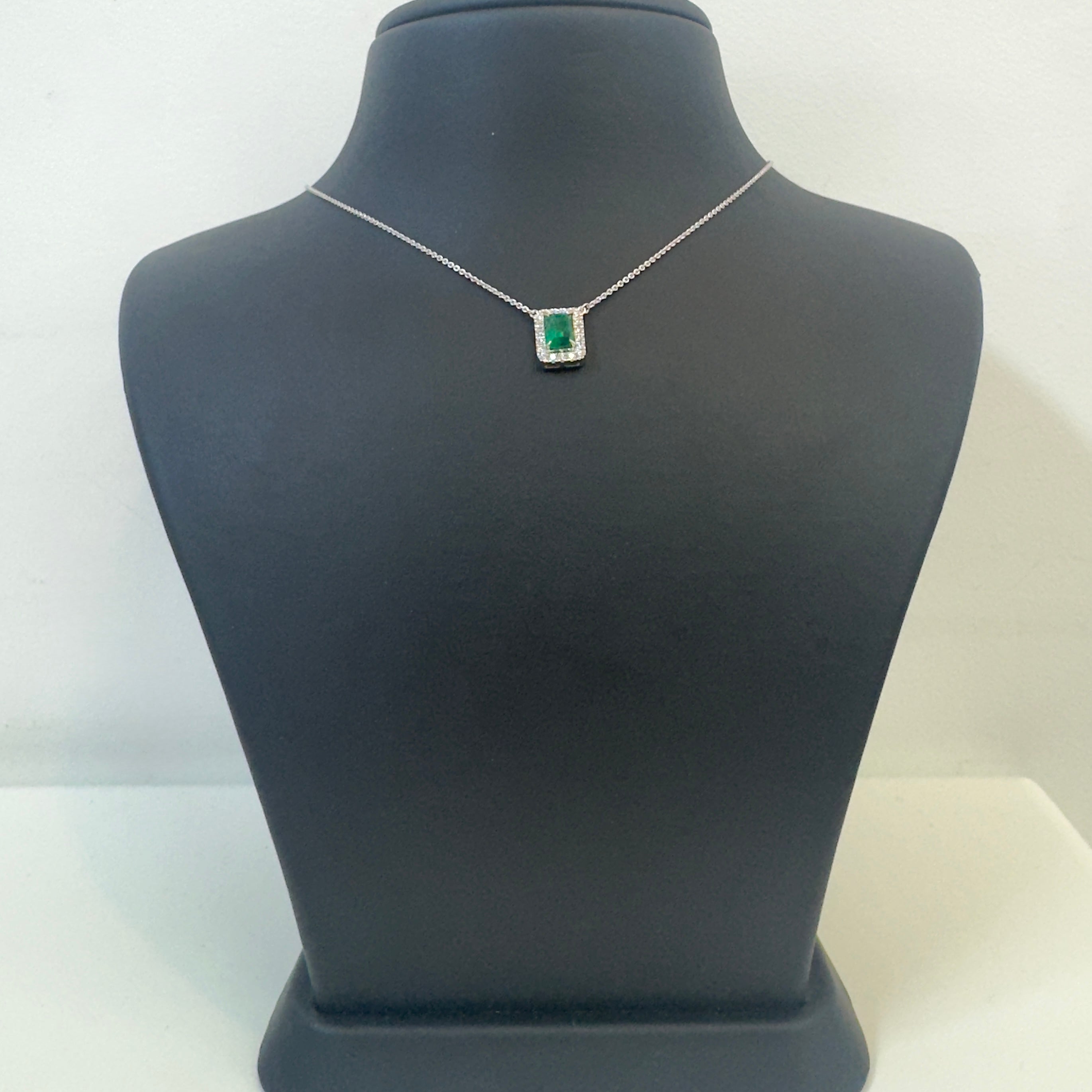 שרשרת זהב 18K משובצת אבן אמרלד טבעית מרכזית 0.70 קראט ושיבוץ היילו יהלומים טבעיים 0.20 קראט צבע F ניקיון VS מק״ט 809