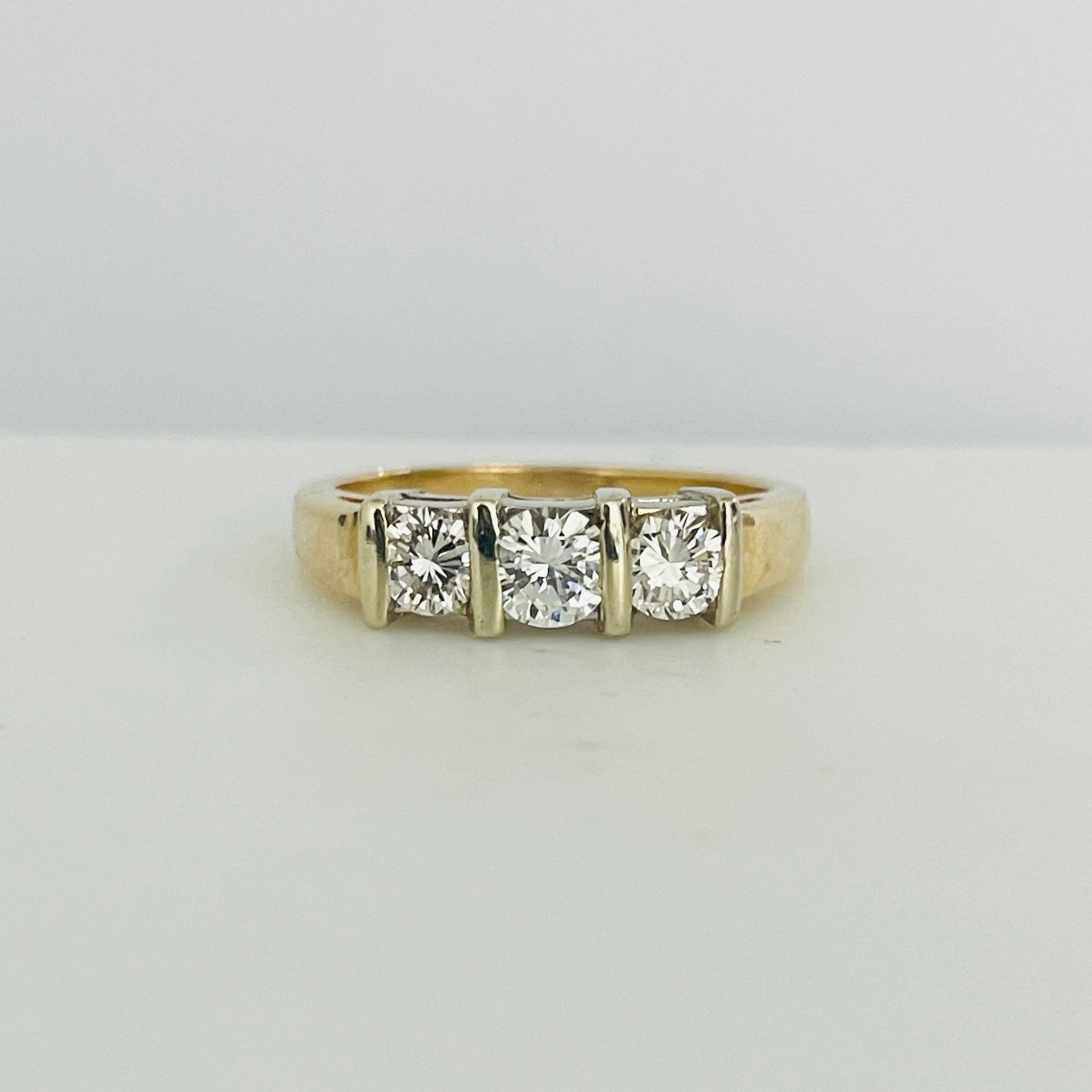 טבעת 3 יהלומים עגולים 0.67 קראט צבע F ניקיון VS זהב 14K צהוב מק"ט 547