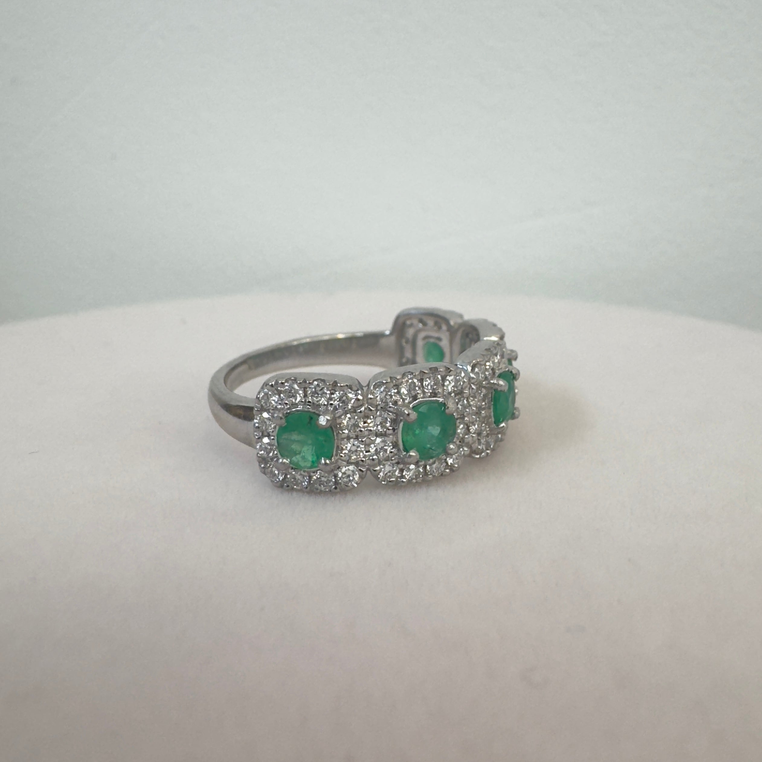 טבעת 5 אבני אמרלדים טבעיים 0.55 קראט עם שיבוץ היילו יהלומים טבעיים 0.60 קראט צבע F ניקיון VS זהב 18K לבן מק״ט 695