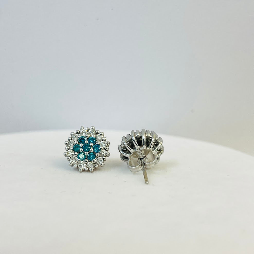 עגילי זהב לבן 14K משובצים 0.55 קראט יהלומים טבעיים צבע F נקיון VS ובמרכז 0.35 קראט יהלומים צבועים כחול מק"ט 29