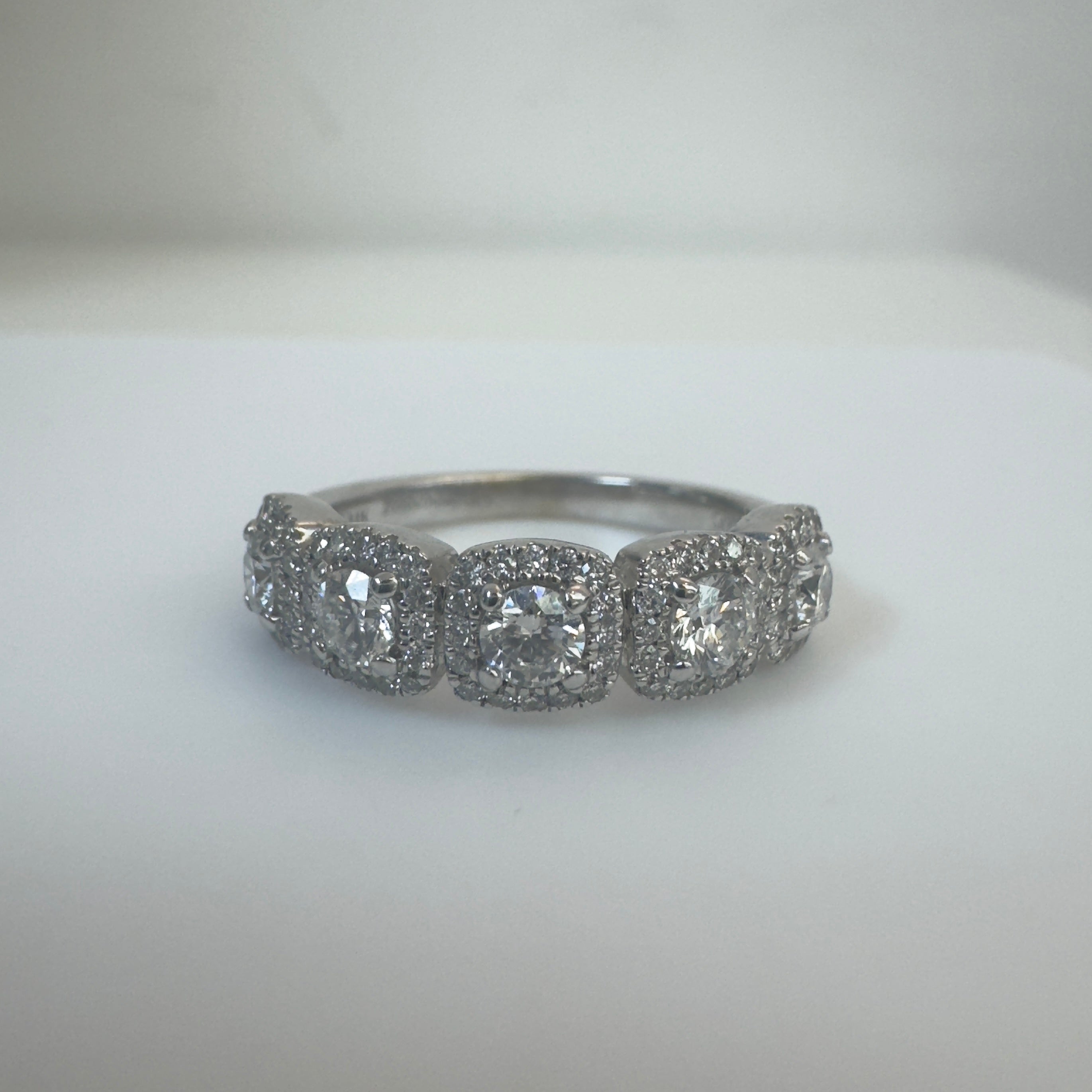 טבעת 5 יהלומים בשיבוץ היילו יהלומים קטנים מסביבם טבעיים 1.04 קראט צבע E ניקיון VS זהב 14K לבן מק"ט 338