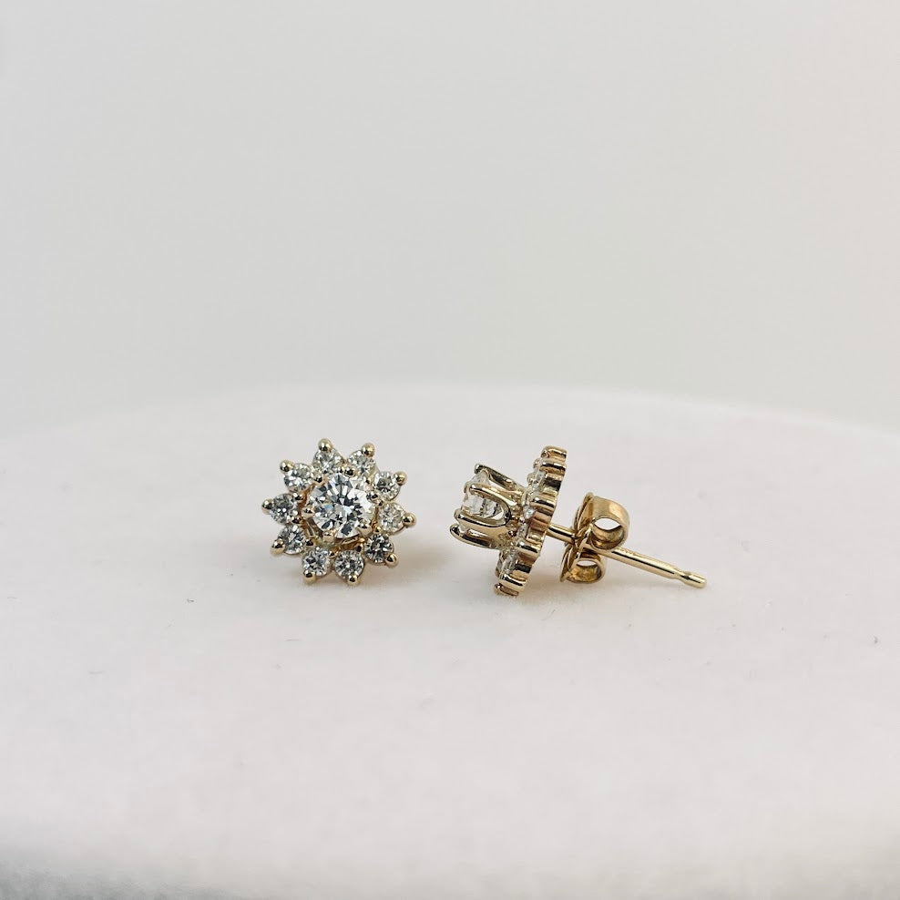 עגילי פרח זהב צהוב 14K משובצים 0.80 קראט יהלומים טבעיים צבע F נקיון VS מק"ט 451