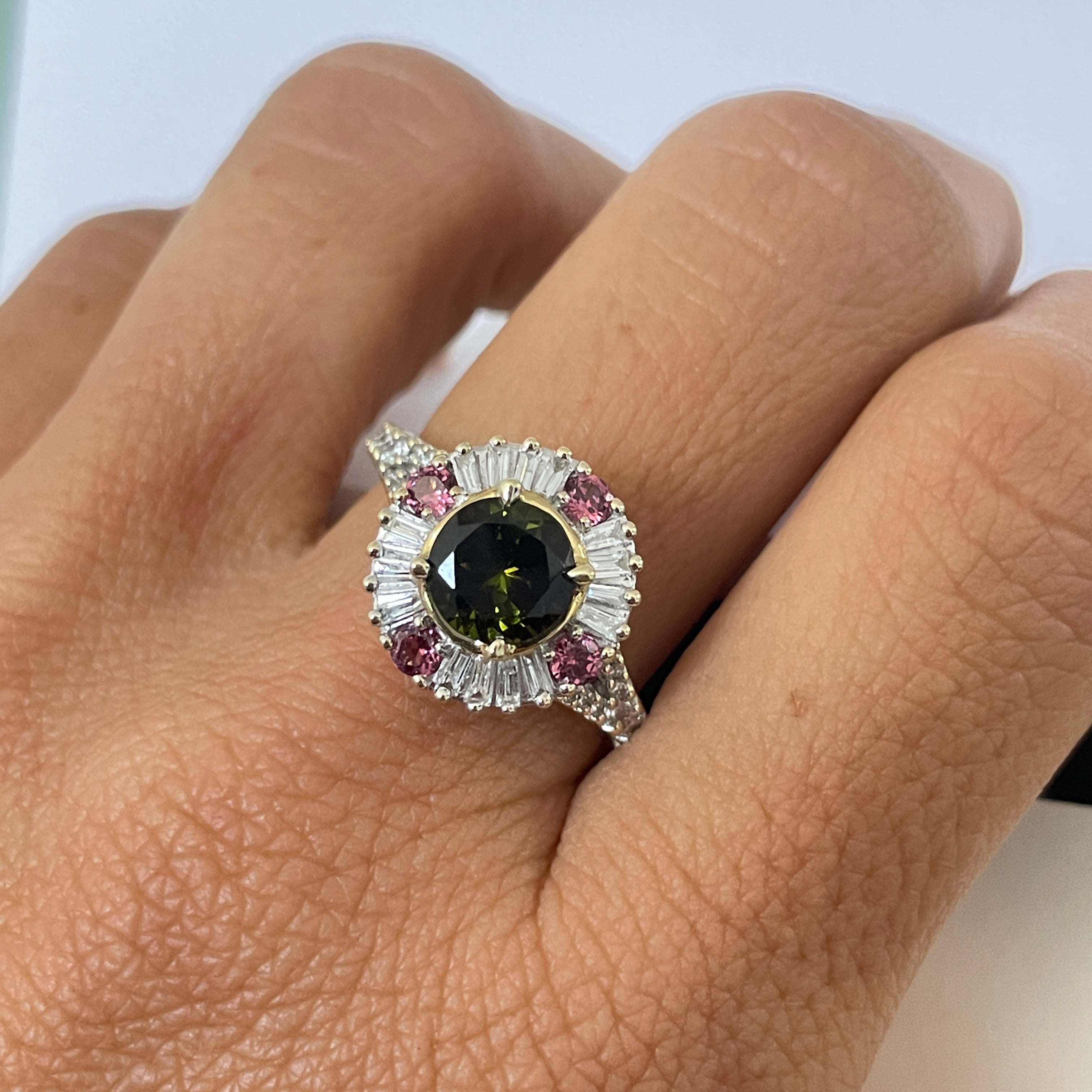 טבעת משובצת אבן גרנט מרכזית 1.25 קראט ויהלומים טבעיים 1.25 קראט צבע F ניקיון VS זהב 14K צהוב מק"ט 575