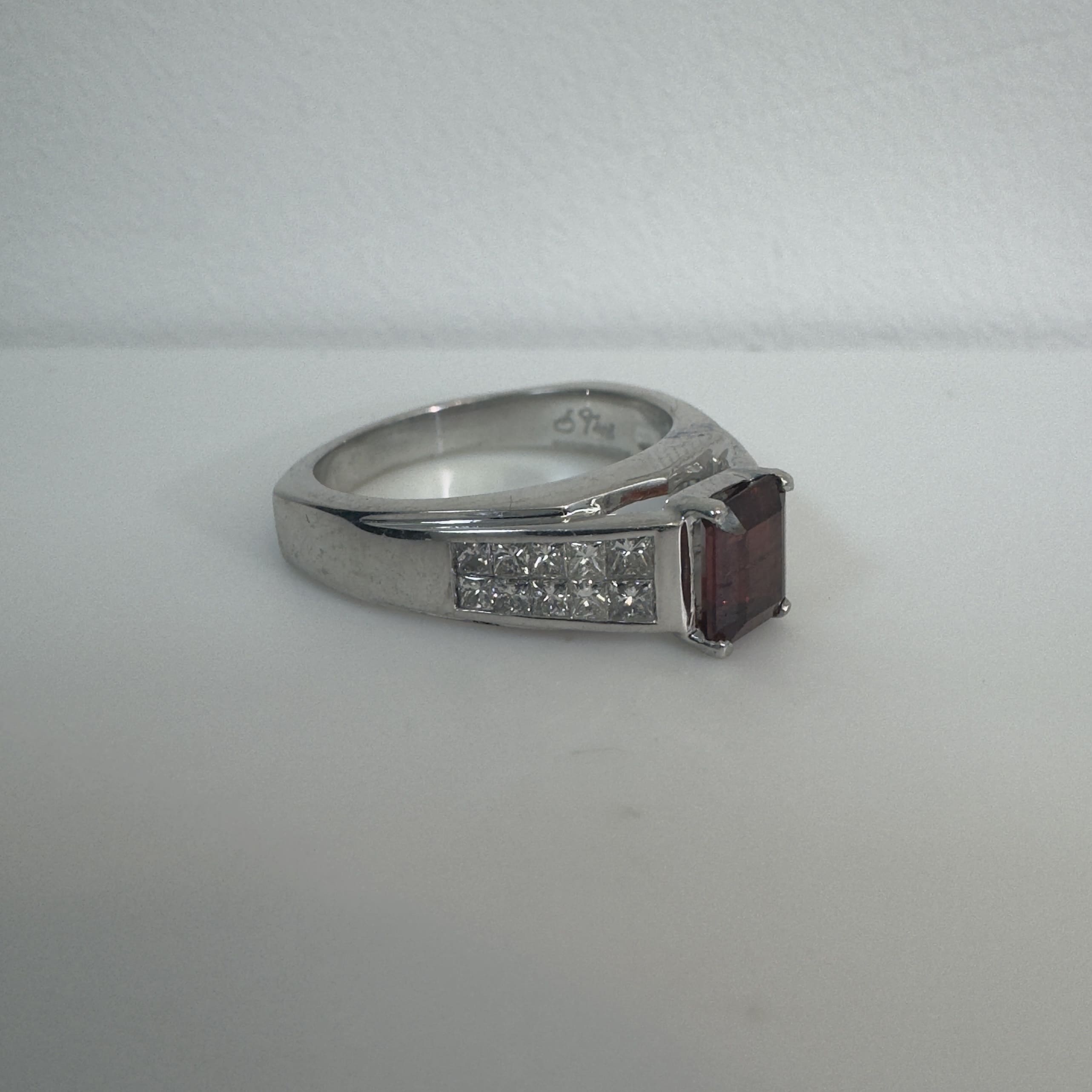 טבעת זהב לבן 14K משובצת אבן רובילייט טבעית מרכזית 1.00 קראט ויהלומים טבעיים צדדיים 0.60 נקיון VS צבע F מק״ט 47