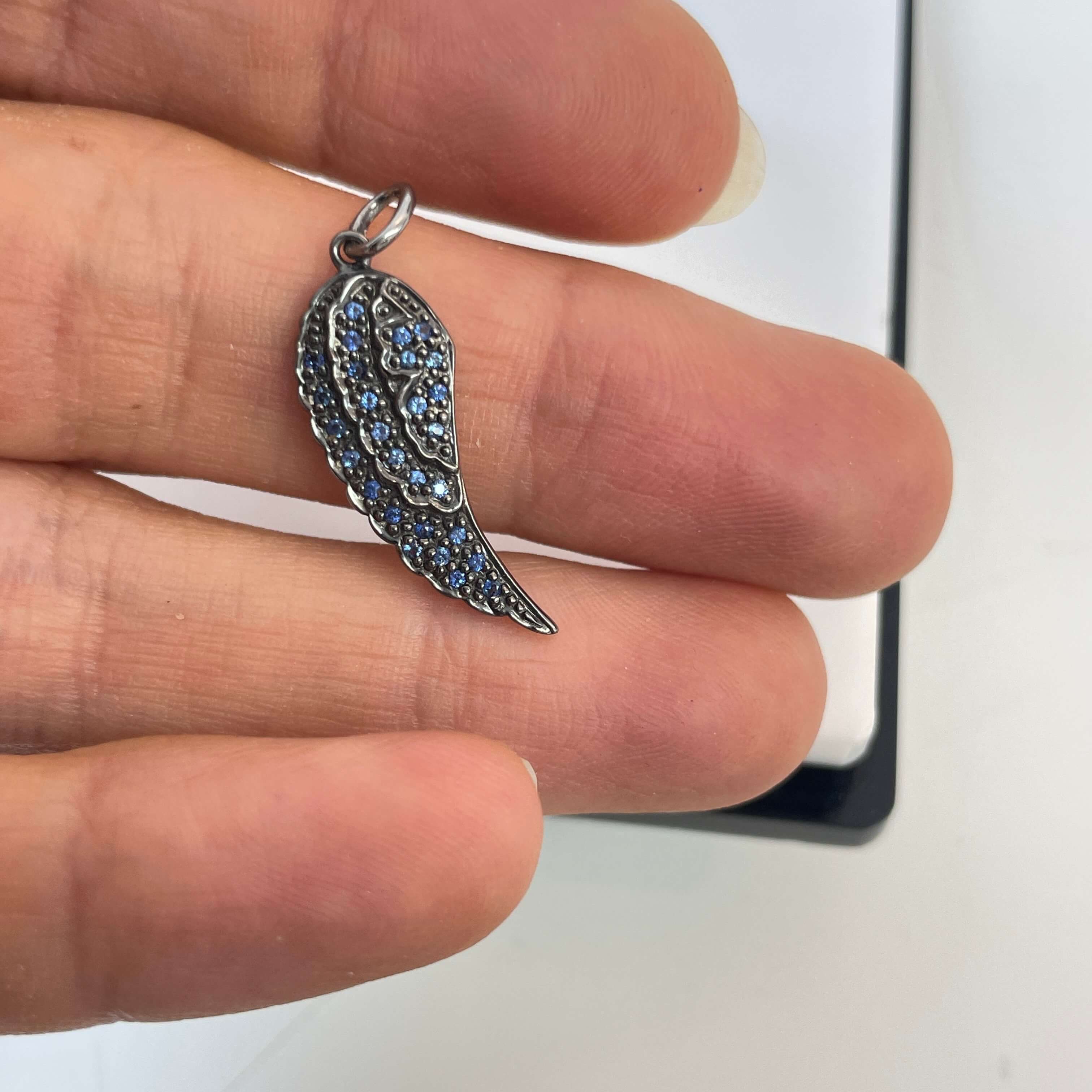 תליון יהלומים טבעיים בצורת כנף מלאך 0.15 קראט יהלומים שחור וספירים כחולות זהב 14K ברודיום שחור מק״ט 678