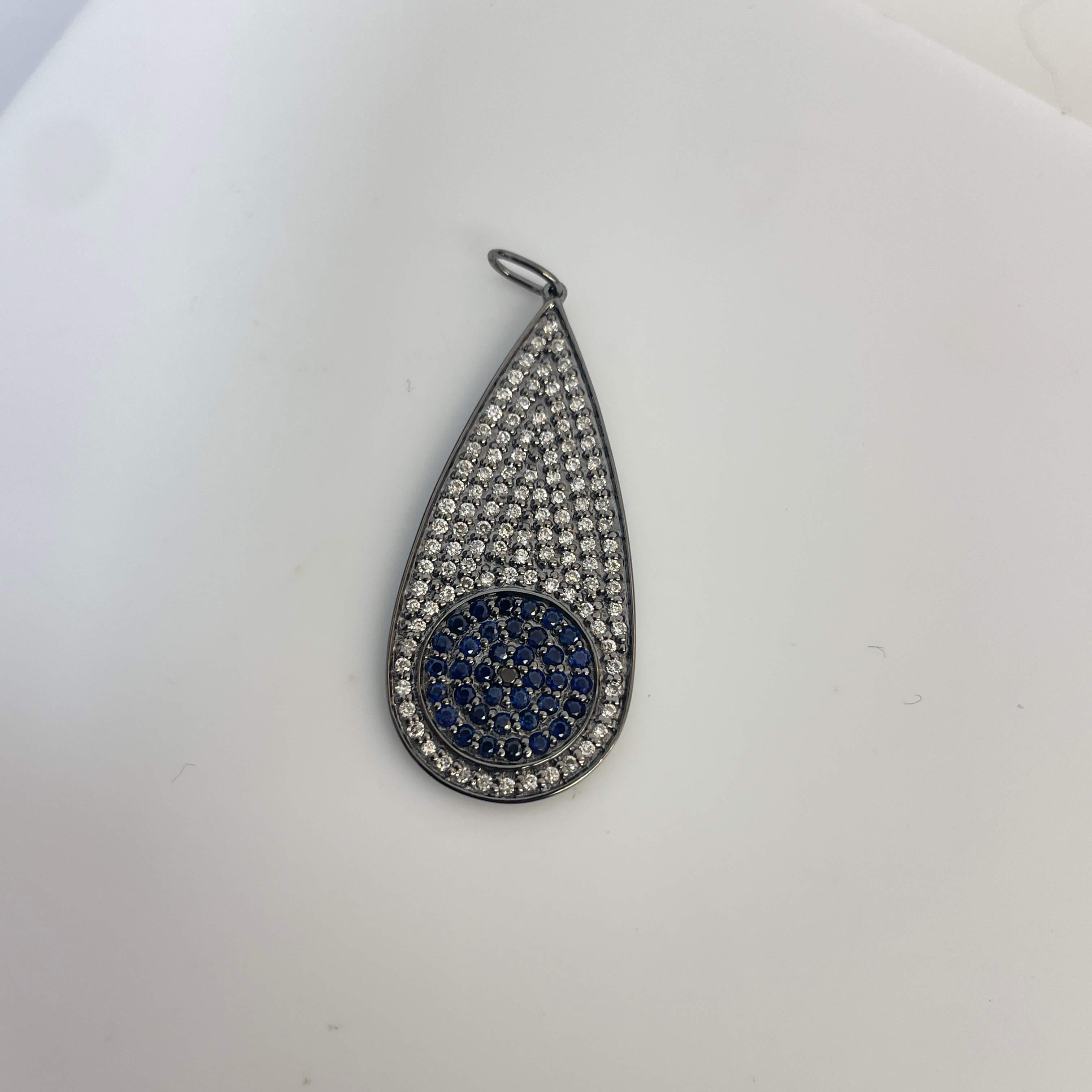 תליון משובץ 0.40 קראט אבני ספיר כחולות ויהלומים טבעיים 0.53 קראט צבע F ניקיון VS-SI זהב 14K מק״ט 680