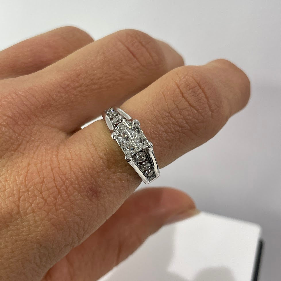 טבעת זהב לבן 14K משובצת יהלומים טבעיים 0.70 קראט צבע E נקיון SI מק"ט 154