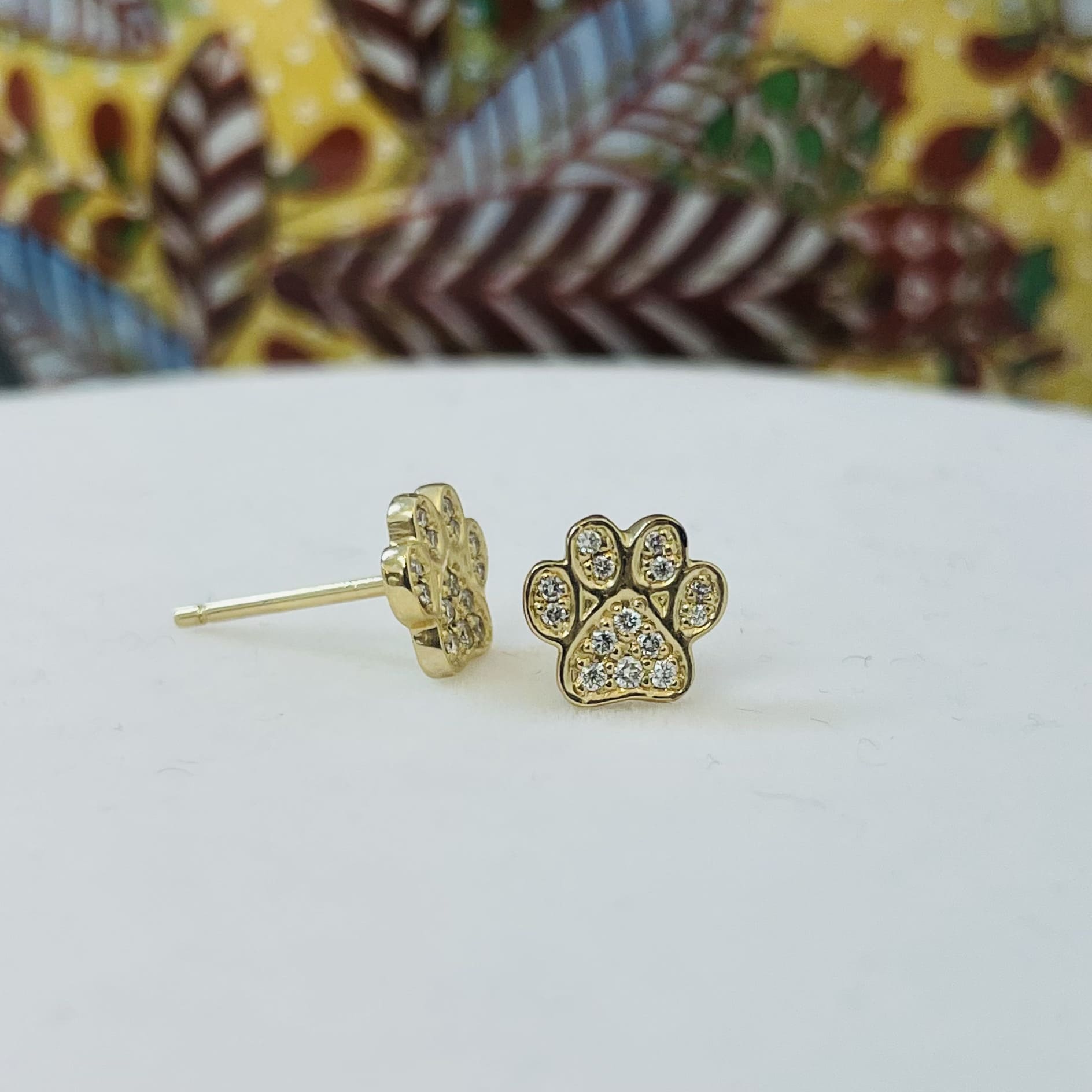 עגילים ״כף אריה״ משובץ יהלומים לבנים טבעיים 0.10 קראט צבע F ניקיון VS-SI זהב 14K צהוב (מגיעים עם סוגרים) מק"ט 767