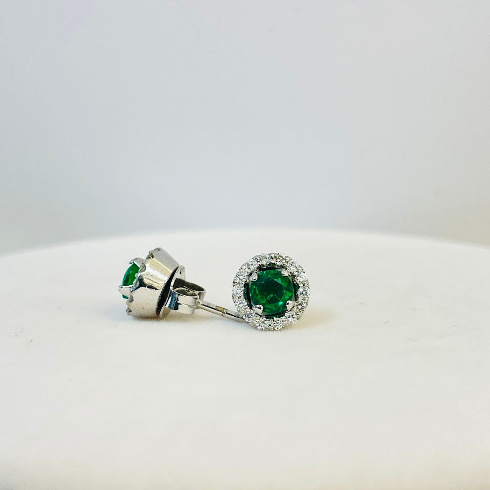 עגילי זהב לבן 14K משובצים 0.25 קראט יהלומים טבעיים צבע F נקיון VS ובמרכז אבן אמרלד 1.00 קראט מק"ט 226