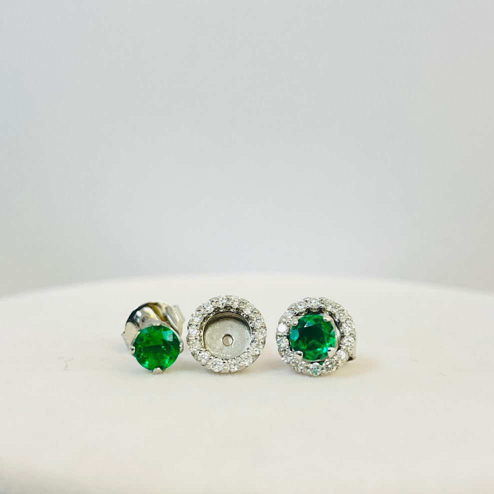 עגילי זהב לבן 14K משובצים 0.25 קראט יהלומים טבעיים צבע F נקיון VS ובמרכז אבן אמרלד 1.00 קראט מק"ט 226