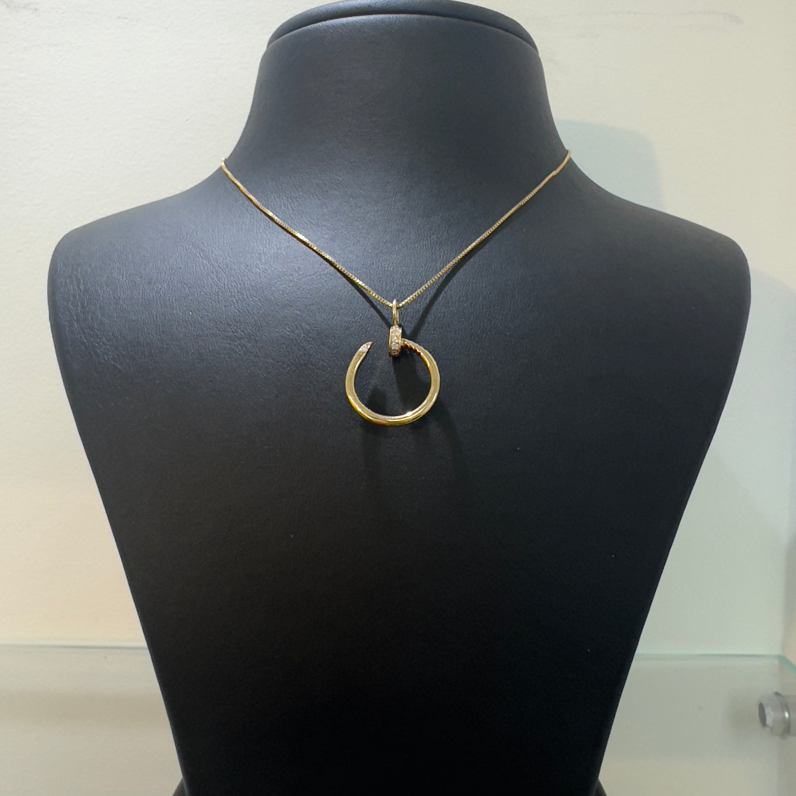 שרשרת זהב עם תליון בצורת מסמר משובץ יהלומים טבעיים 0.20 קראט זהב 18K צהוב מק"ט 220