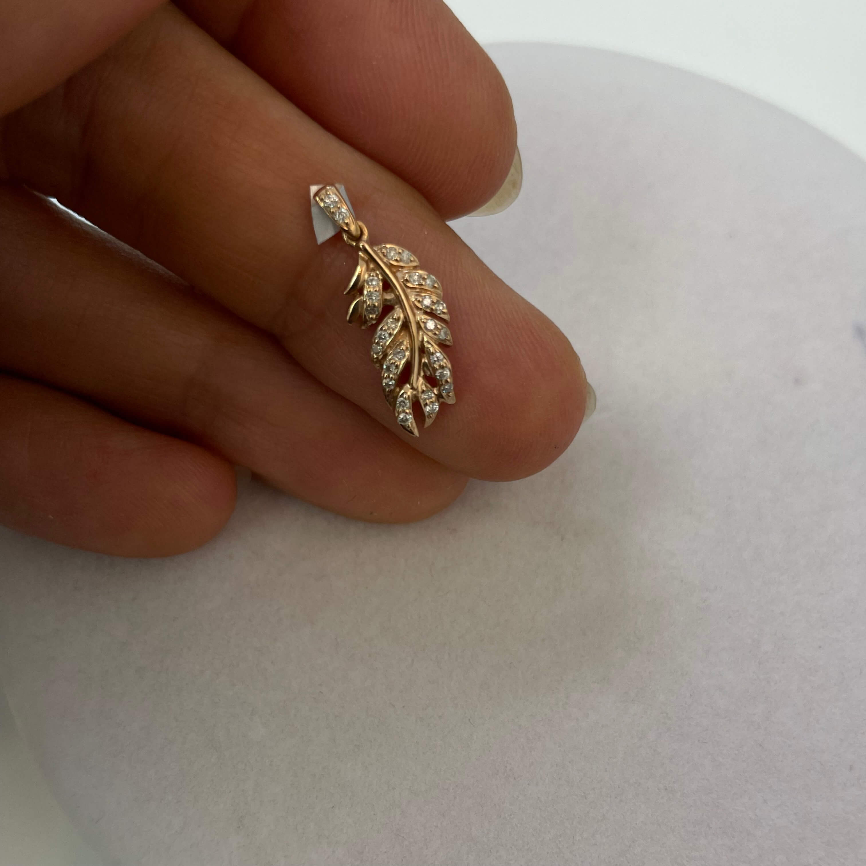 תליון עלה יהלומים טבעיים 0.14 קראט צבע F ניקיון VS-SI זהב 14K רוז גולד מק״ט 716