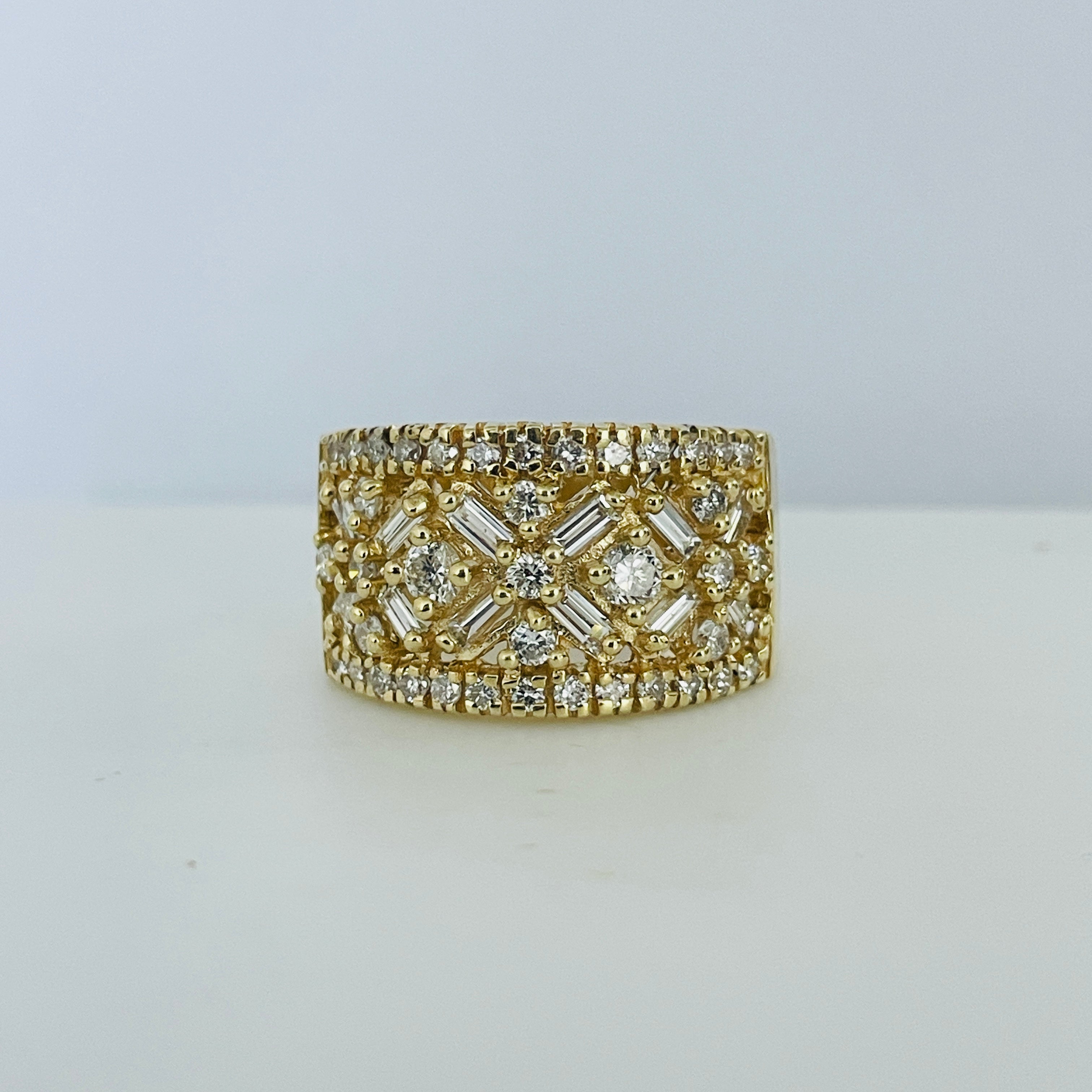 טבעת וינטג' משולבת יהלומי בגטים ועגולים טבעיים 1.10 קראט צבע F ניקיון VS זהב 14K צהוב מק"ט 536