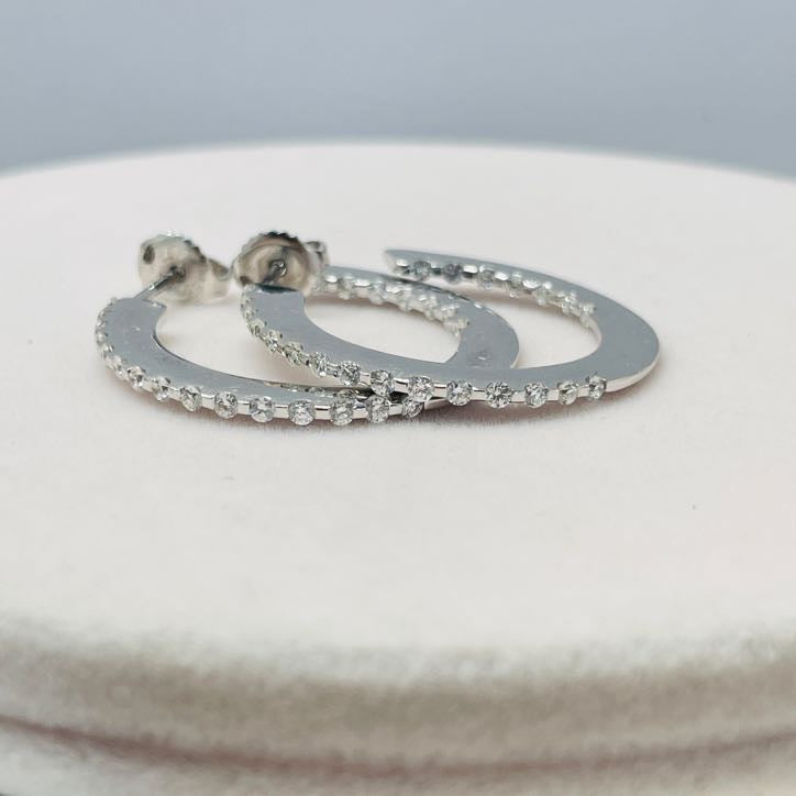 עגילי חישוק יהלומים טבעיים 0.55 קראט צבע F ניקיון VS זהב 18K לבן מק״ט 557