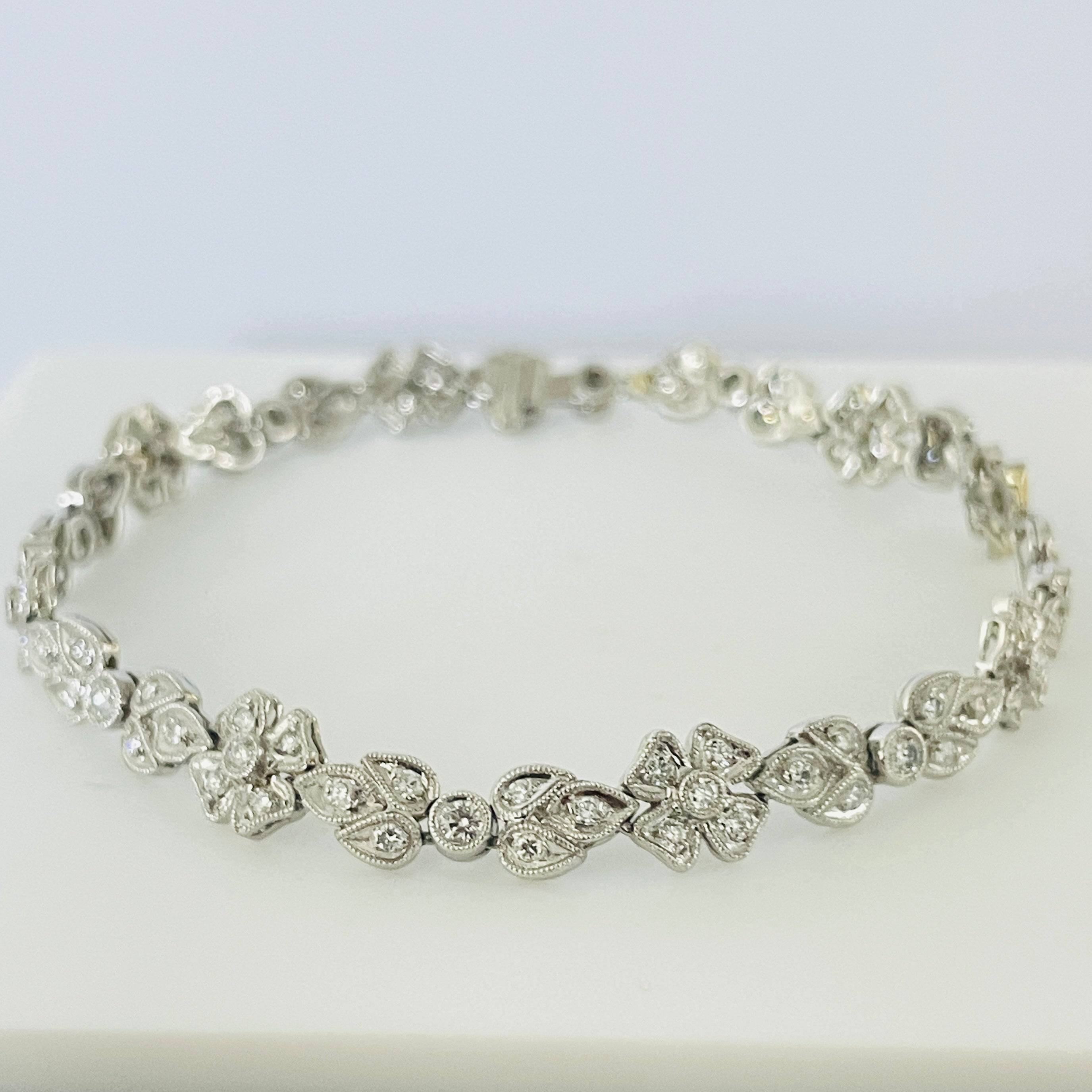 צמיד יהלומים טבעיים 1.55 קראט צבע F ניקיון VS בעיצוב פרחים פלטינה מק"ט 584