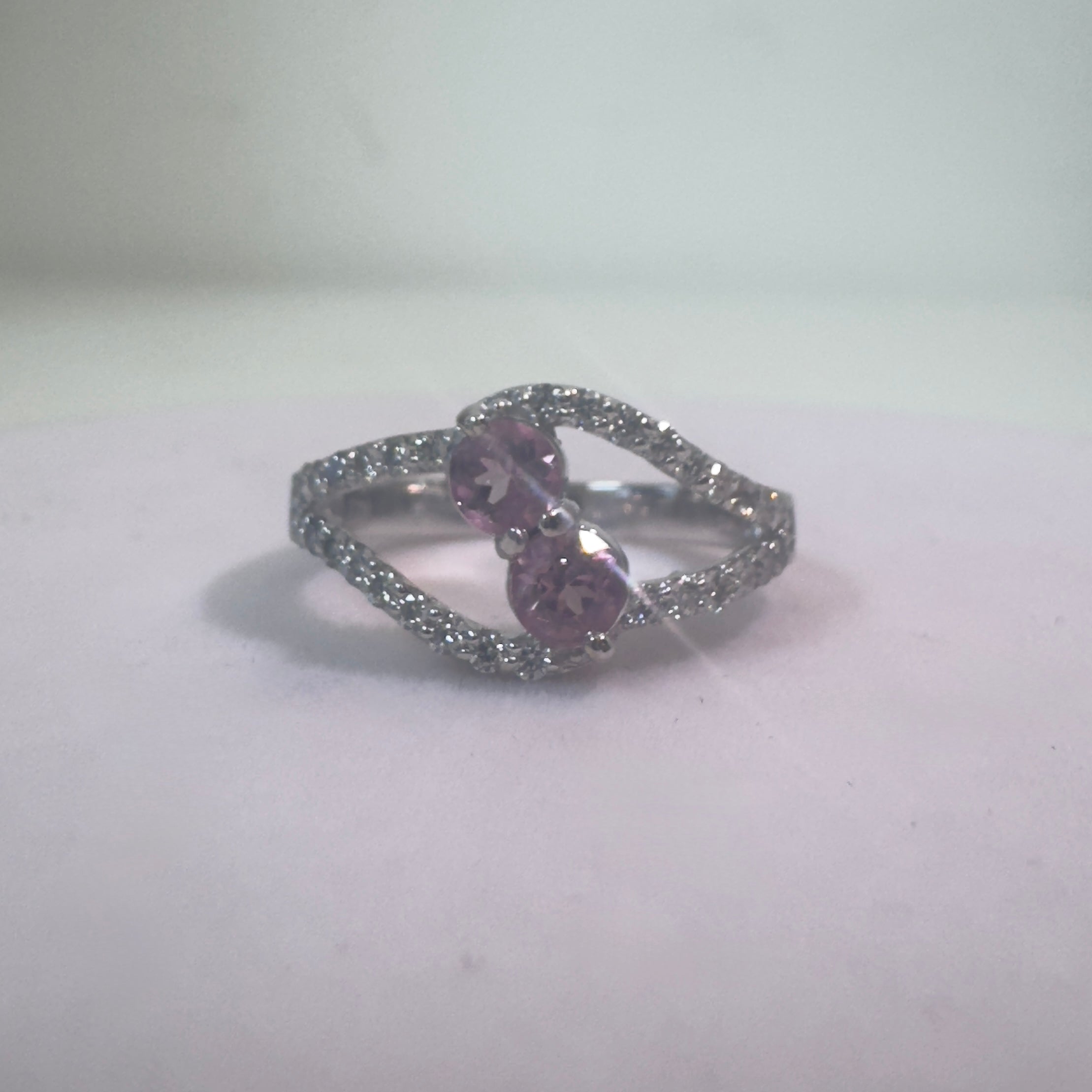 טבעת זהב 18K לבן משובצת אבני טורמלין ורודות טבעיות 0.50 קראט ו0.35 קראט יהלומים טבעיים צבע F ניקיון VS מק״ט 788