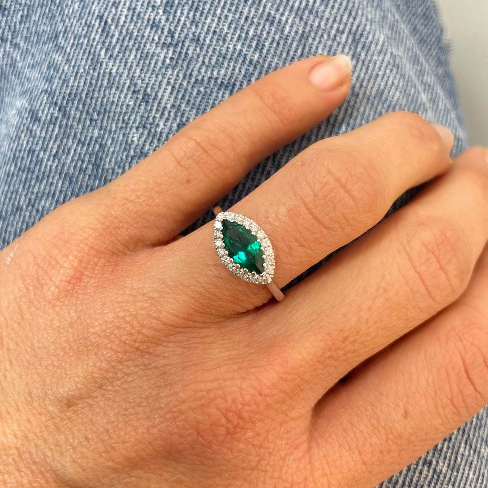 טבעת זהב לבן 14K משובצת אבן אמרלד סינטטי 0.70 ויהלומים טבעיים 0.20 קראט צבע F נקיון VS מק"ט R2230