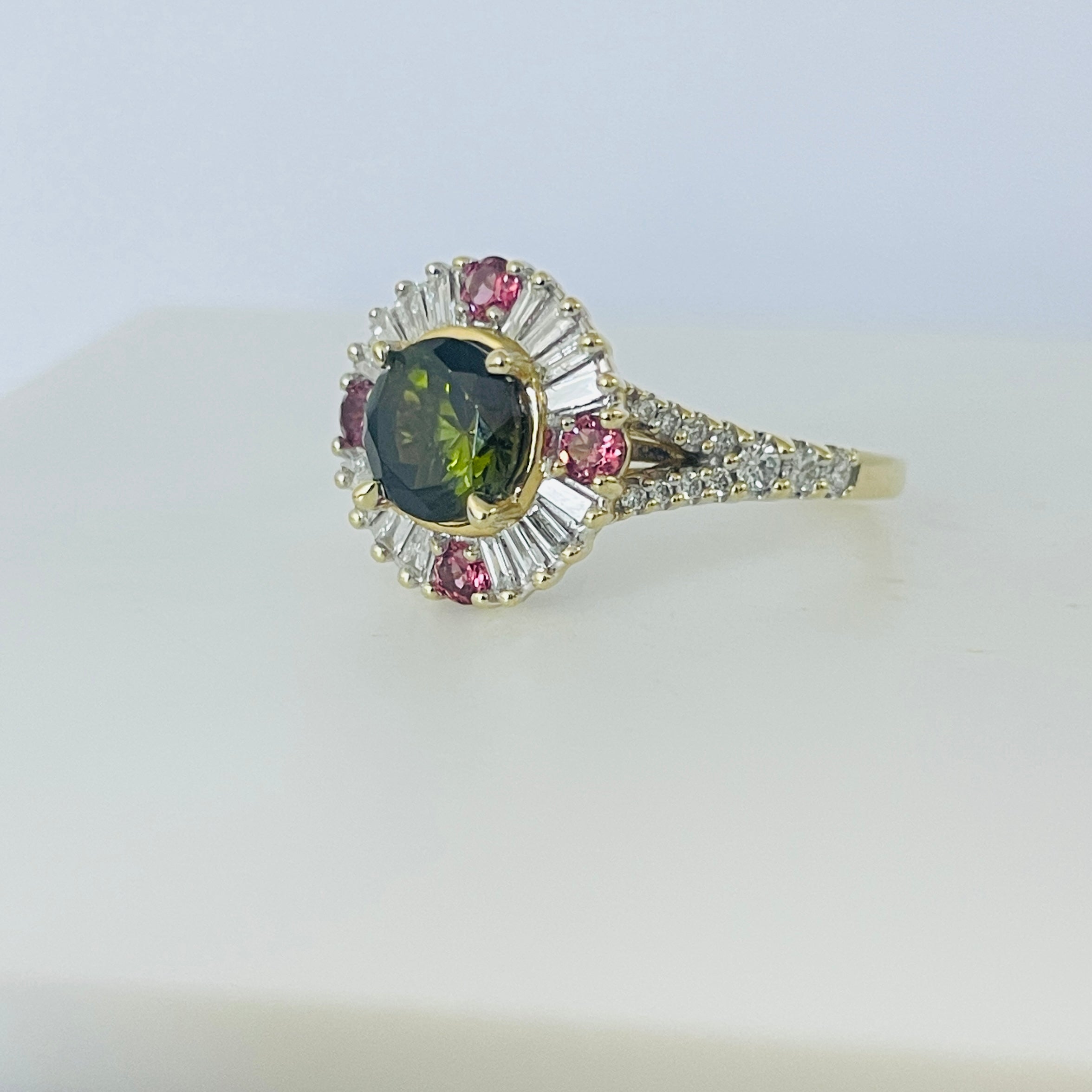 טבעת משובצת אבן גרנט מרכזית 1.25 קראט ויהלומים טבעיים 1.25 קראט צבע F ניקיון VS זהב 14K צהוב מק"ט 575