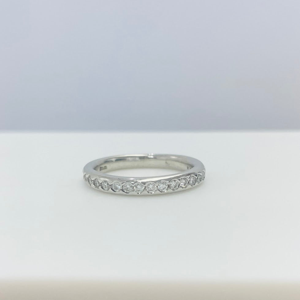 טבעת דקה פלטינה, משובצת יהלומים טבעיים 0.30 קראט צבע F נקיון VS מק"ט 96