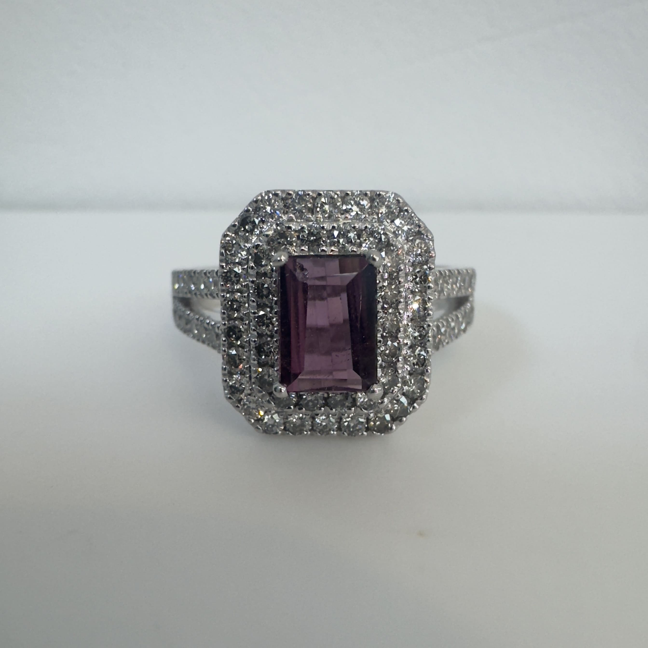 טבעת זהב לבן 18K משובצת אבן רובילייט טבעית מרכזית 1.00 קראט בשיבוץ יהלומים היילו כפול ושתי שורות יהלומים 0.80 קראט צבע F ניקיון VS מק״ט 766