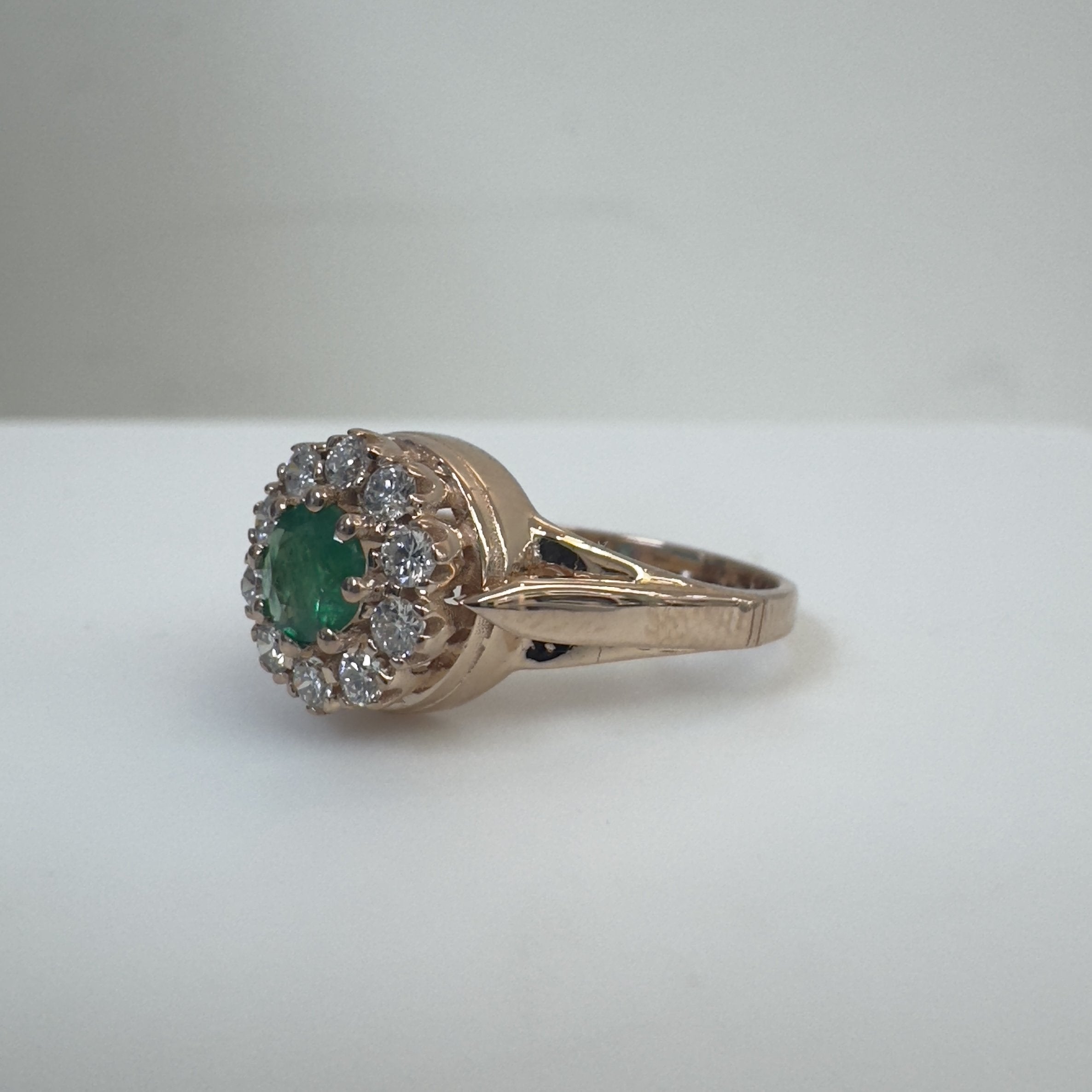 טבעת אמרלד טבעית 0.50 קראט עם שיבוץ יהלומים טבעיים היילו 0.22 קראט צבע F ניקיון VS זהב 14K רוז גולד מק״ט 2079