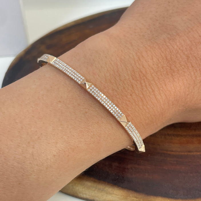 צמיד ניטים קשיח רוז גולד 14K משובץ 0.59 קראט יהלומים טבעיים צבע F נקיון VS מק"ט 368