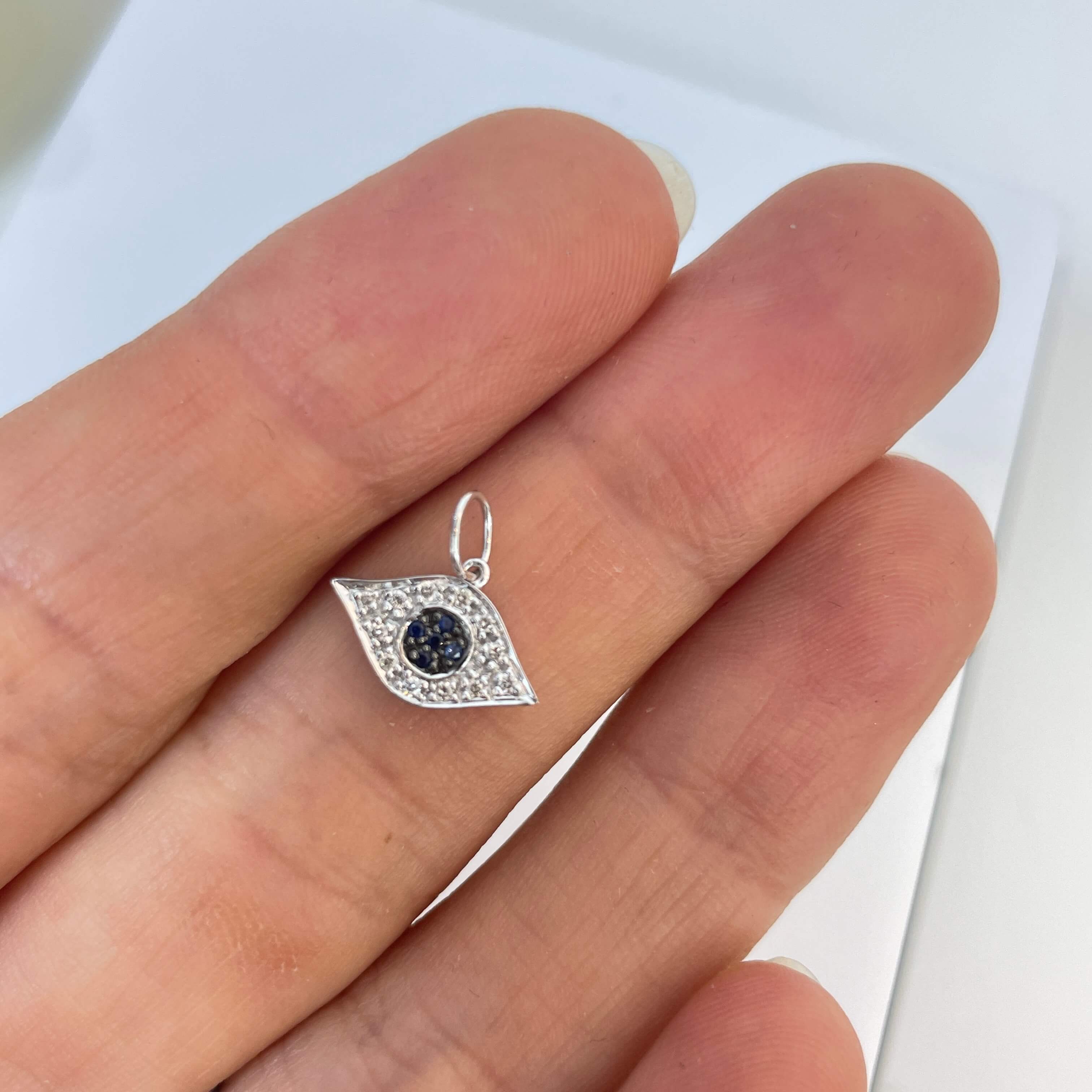 תליון יהלומים ואבני חן ספיר טבעיים בצורת עין 0.06 קראט יהלומים לבנים צבע F ניקיון VS-SI זהב 14K לבן מק״ט 684