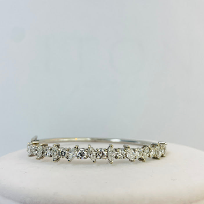 צמיד קשיח זהב לבן 14K משובץ 4.15 קראט יהלומים טבעיים צבע F נקיון VS מק"ט 404