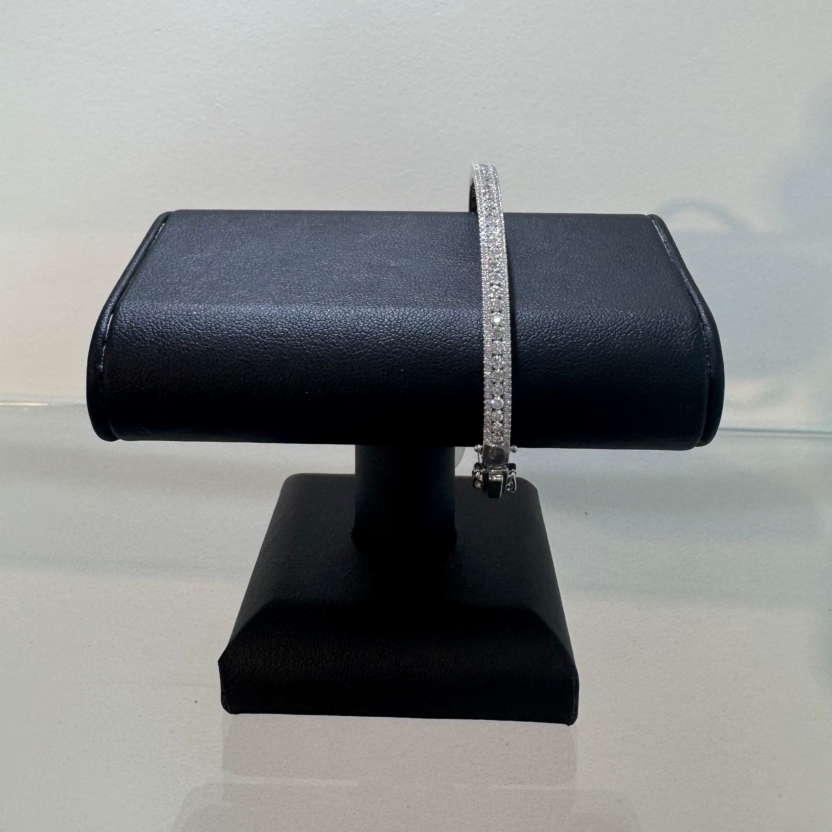 צמיד קשיח שיבוץ חצי צמיד 3 שורות יהלומים טבעיים 2.00 קראט צבע F ניקיון VS זהב 14K לבן מק"ט 380