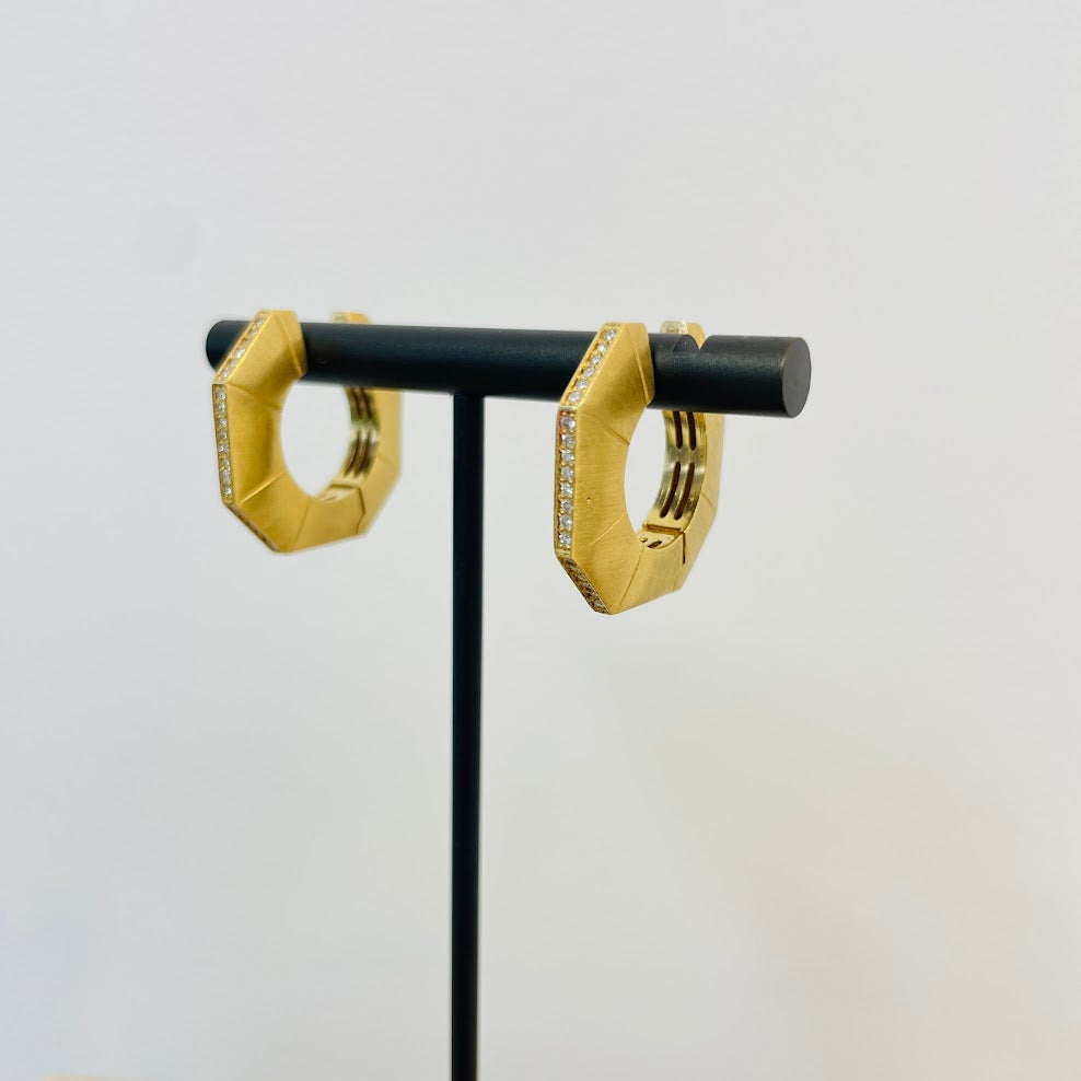 עגילי חישוק זהב צהוב 18K משובצים 0.30 קראט יהלומים טבעיים צבע F נקיון VS מק"ט 113