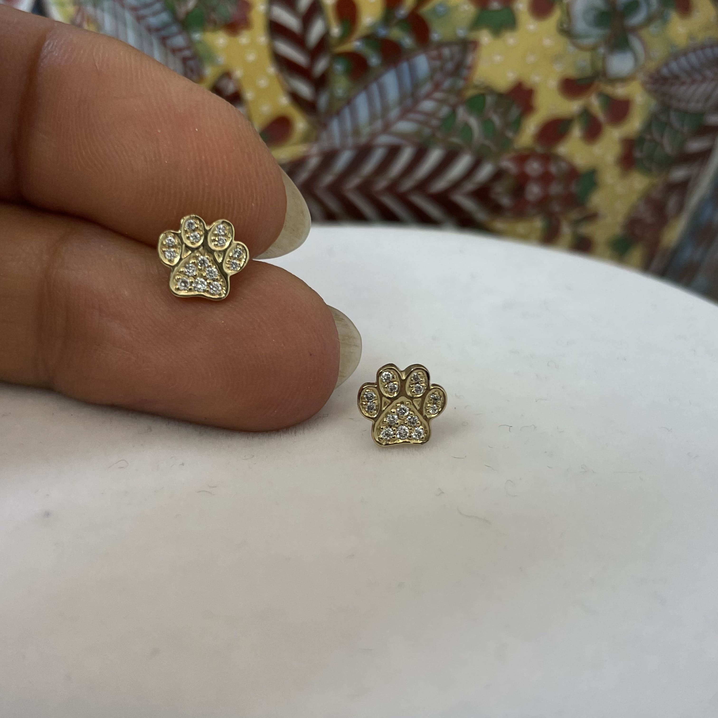 עגילים ״כף אריה״ משובץ יהלומים לבנים טבעיים 0.10 קראט צבע F ניקיון VS-SI זהב 14K צהוב (מגיעים עם סוגרים) מק"ט 767