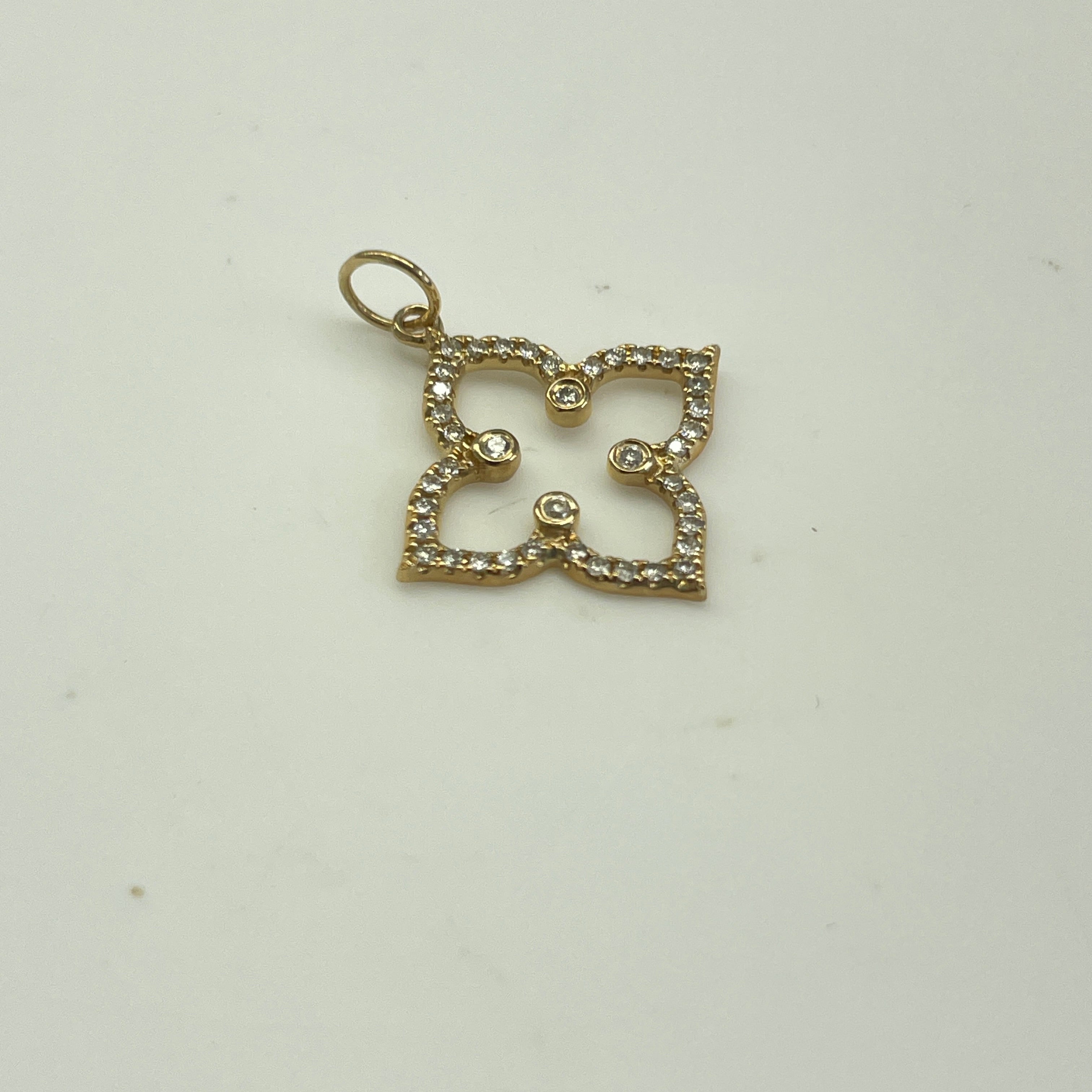 תליון יהלומים טבעיים בצורת פרח 0.11 קראט צבע F ניקיון VS-SI זהב 14K צהוב מק״ט 628