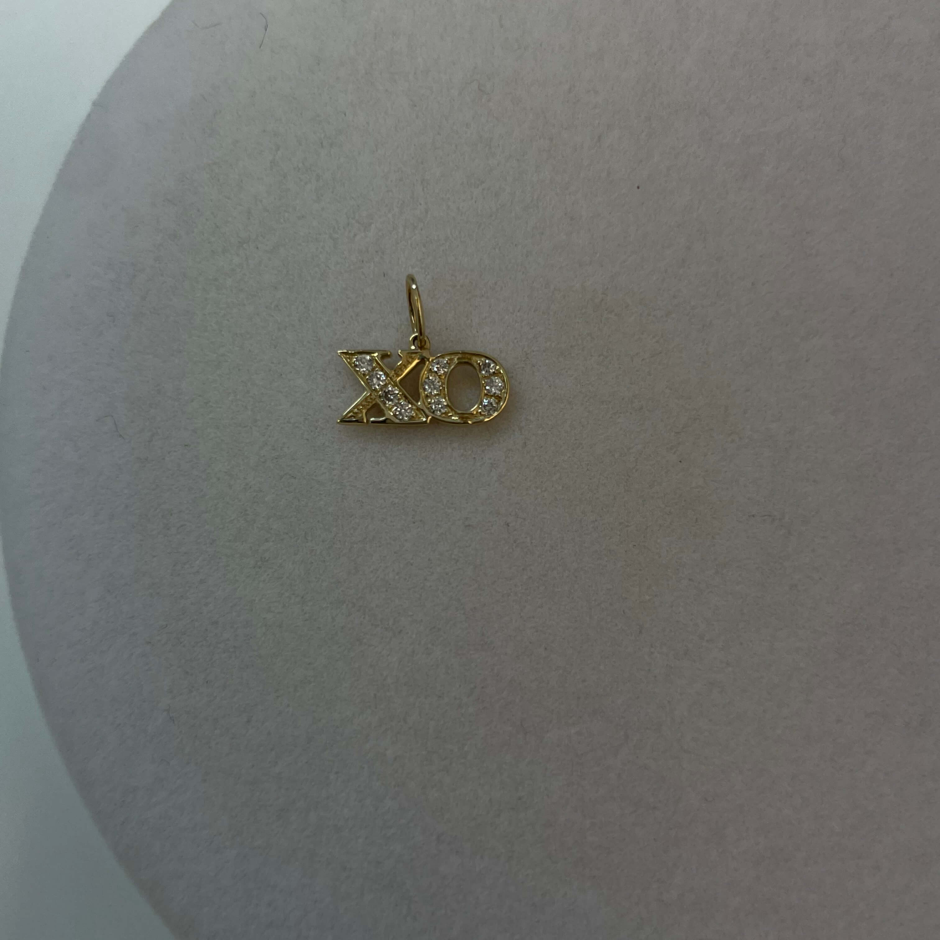 תליון ״XO״ יהלומים טבעיים 0.08 קראט צבע F ניקיון VS-SI זהב 14K צהוב מק״ט 713