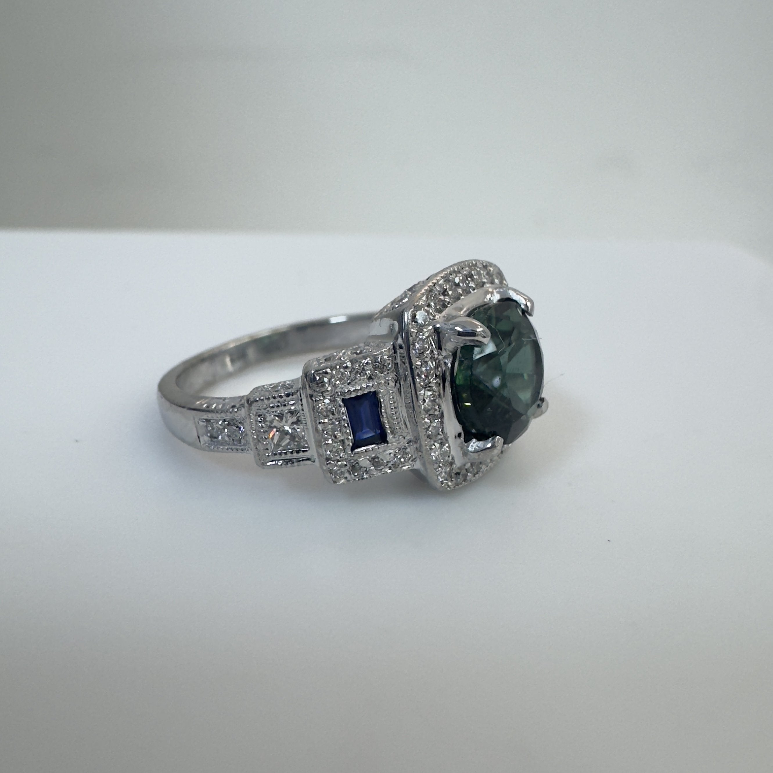 טבעת בסגנון וינטג׳ משובצת אבן ירוקה טבעית 1.52 קראט ואבני ספיר כחולות קטנות ויהלומים עגולים ופרינסס טבעיים 0.80 קראט צבע F ניקיון VS זהב 14K לבן מרכזית מק״ט 574