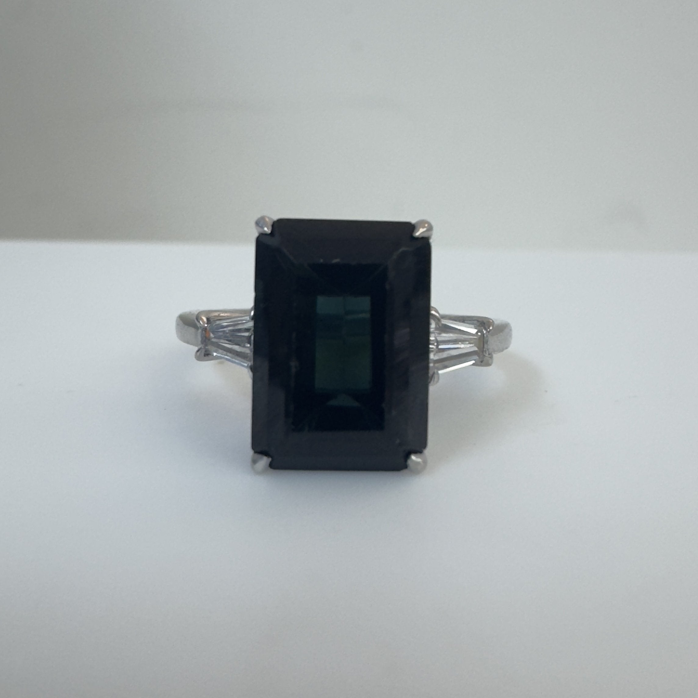 טבעת משובצת אבן אוניקס טבעית מרכזית 4.87 קראט וזוג יהלומי טייפרים טבעיים 0.48 קראט צבע F ניקיון VS טבעת פלטינה מק״ט 749