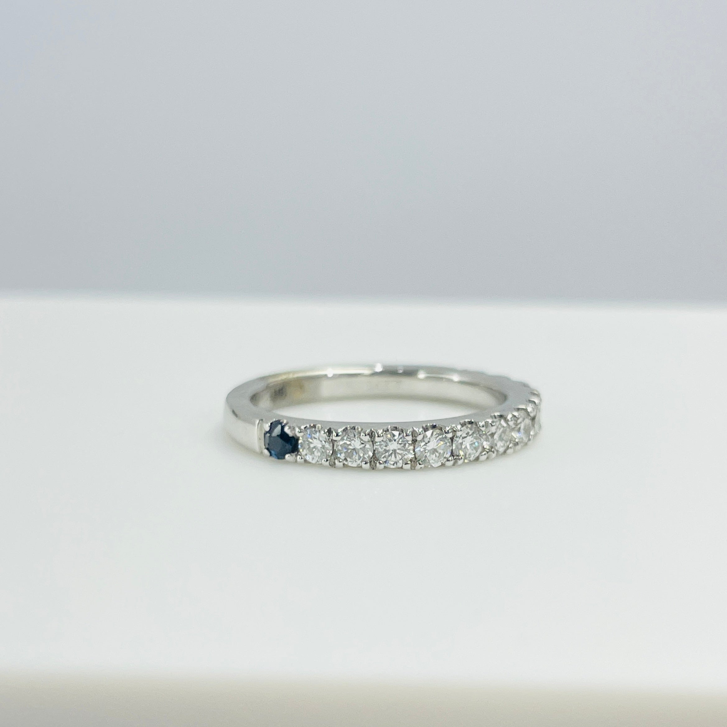 טבעת זהב לבן 14K Eternity בשיבוץ יהלומים טבעיים 0.36 צבע F נקיון VS ושיבוץ של אבן ספיר כחולה 0.06 מק"ט 292