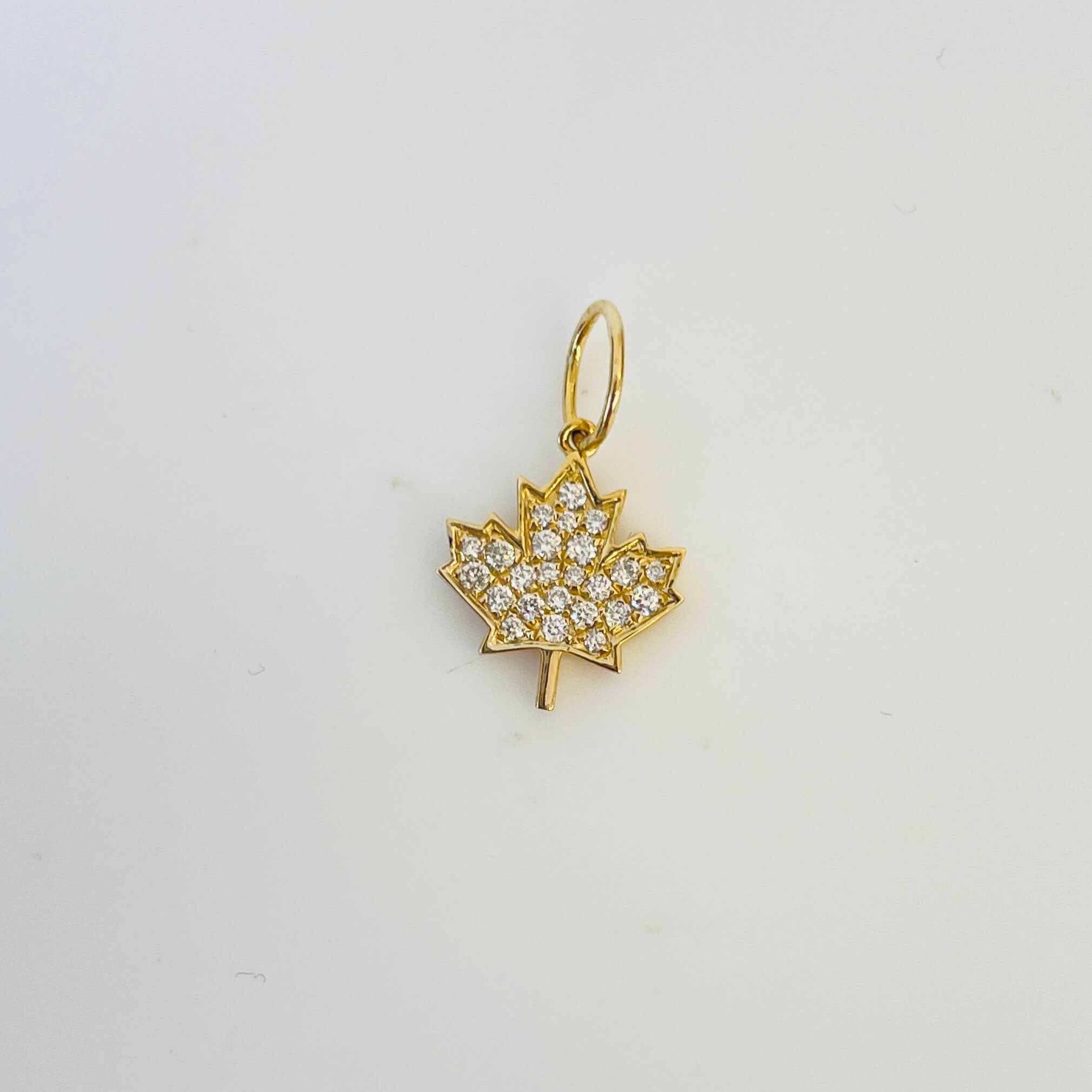 תליון יהלומים טבעיים בצורת עלה מייפל 0.10 קראט צבע F ניקיון VS-SI זהב 14K מק״ט 650