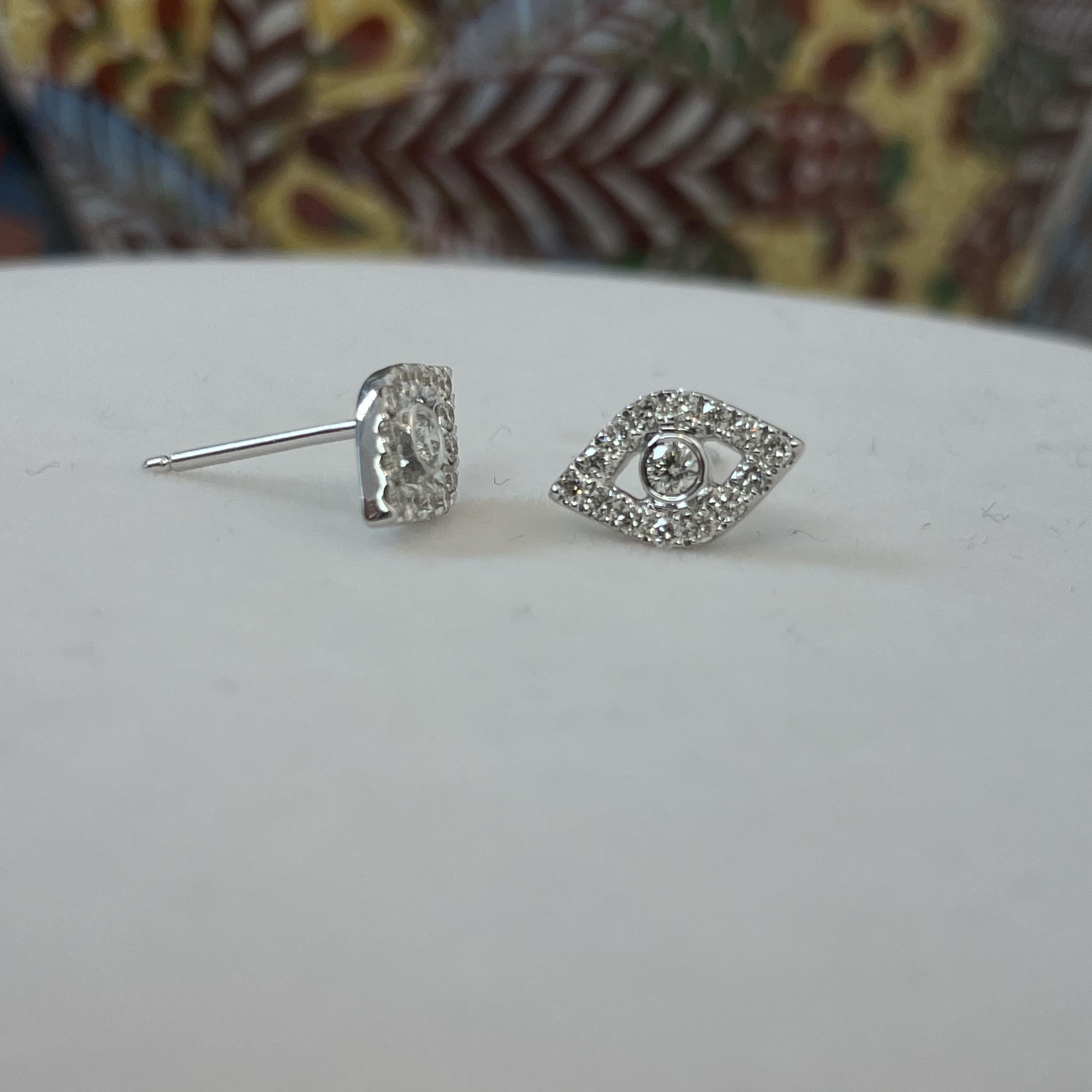 עגילי יהלומים טבעיים בעיצוב ״עין״ 0.28 קראט צבע F ניקיון VS זהב 14K לבן (מגיעים עם סוגרים) מק"ט 790