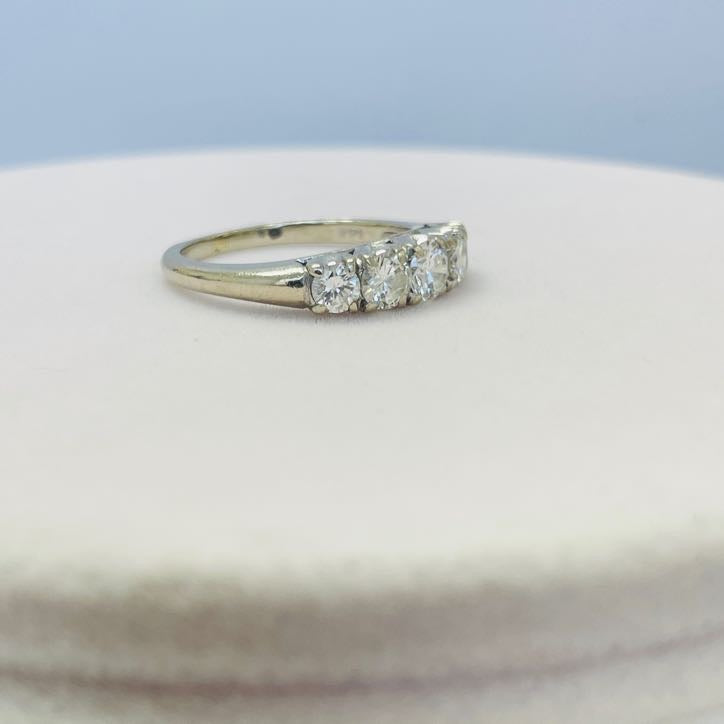 טבעת 5 יהלומים טבעיים מדורגים 1.00 קראט צבע F ניקיון VS זהב 14K לבן מק״ט 569