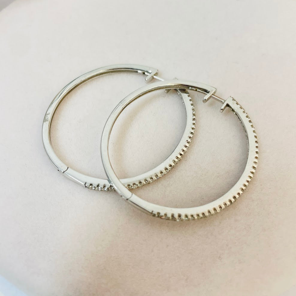 עגילי חישוק זהב לבן 14K משובצים 0.55 קראט יהלומים טבעיים צבע F נקיון VS מק"ט 2197