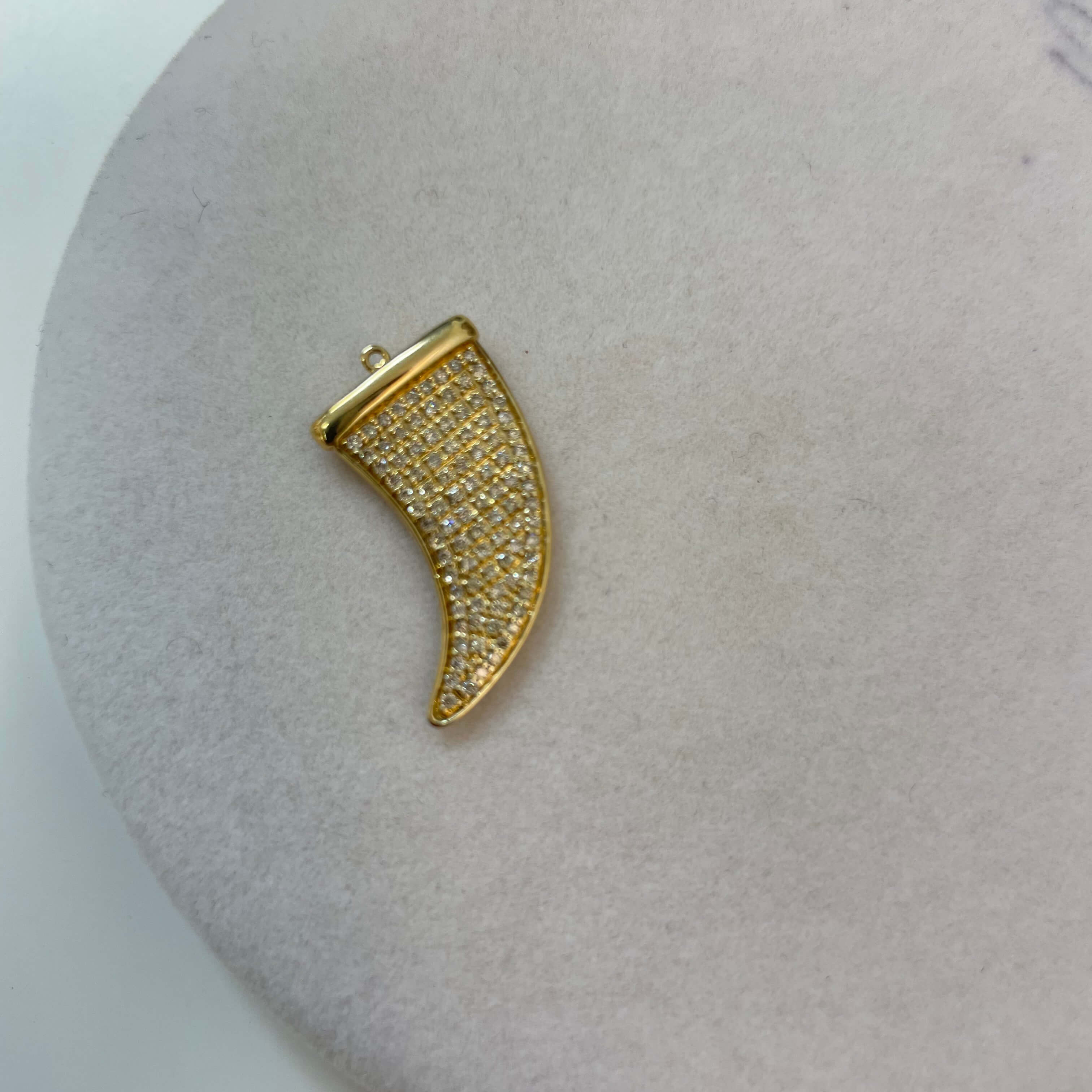 תליון יהלומים טבעיים בצורת שן כריש 0.40 קראט צבע F ניקיון VS-SI זהב 14K צהוב מק״ט 719