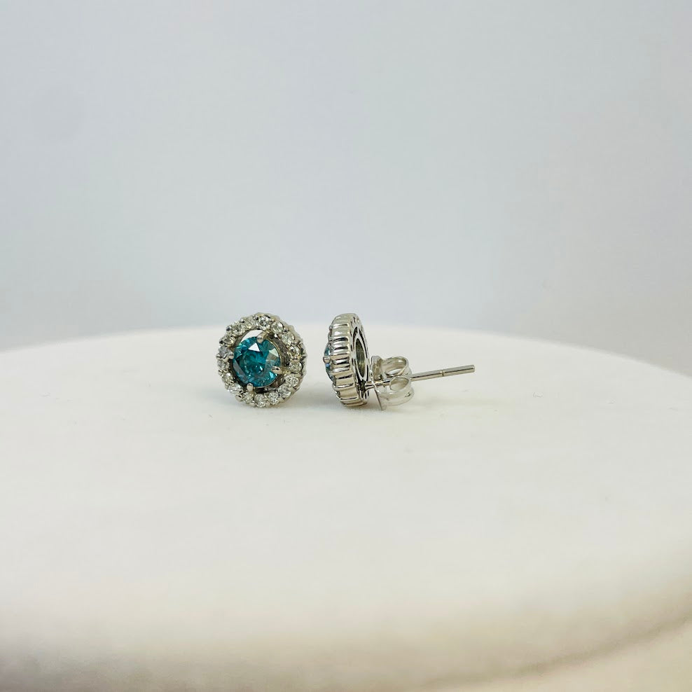 עגילי זהב לבן 14K משובצים 0.33 קראט יהלומים טבעיים צבע F נקיון VS ובמרכז יהלום צבוע 0.97 קראט מק"ט 19