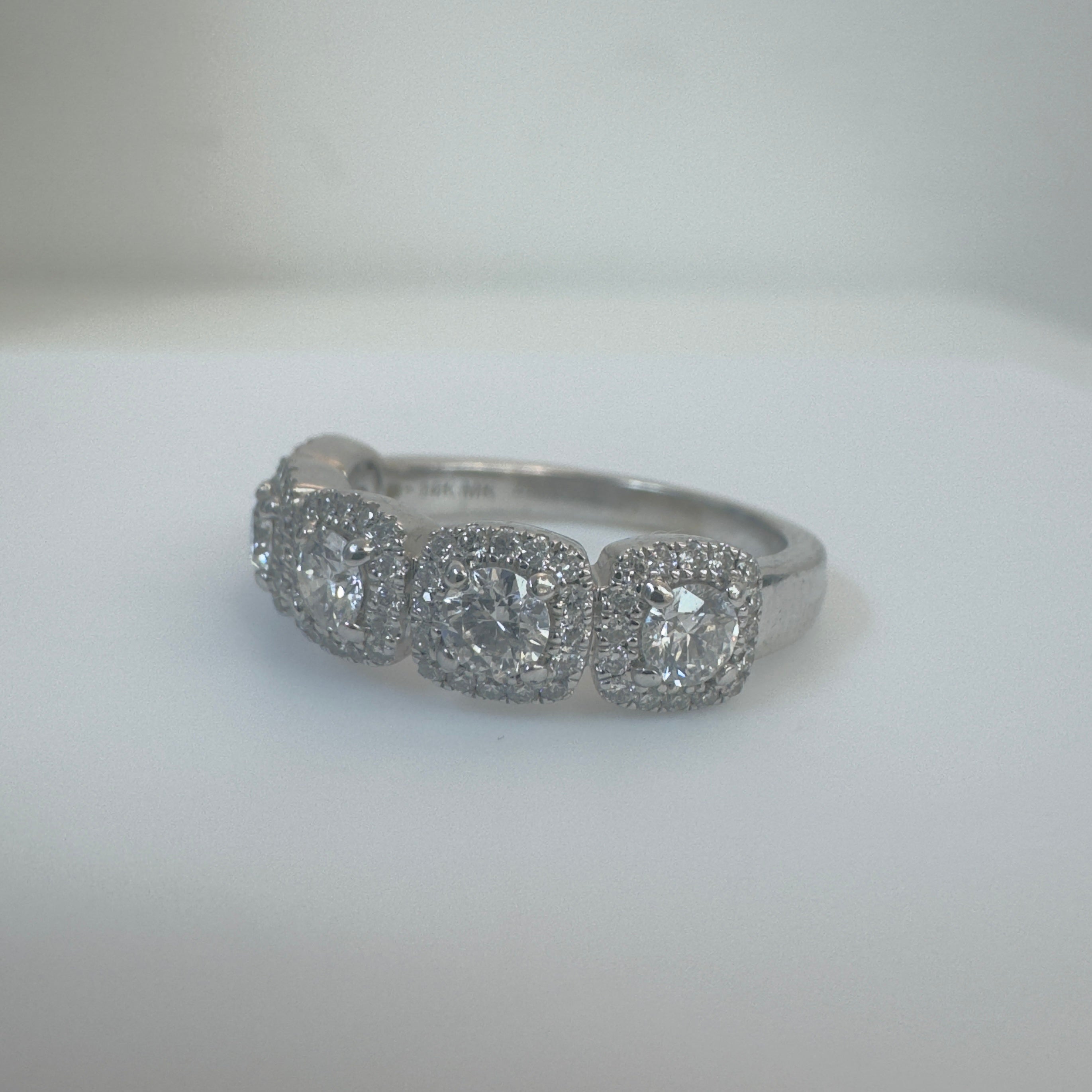 טבעת 5 יהלומים בשיבוץ היילו יהלומים קטנים מסביבם טבעיים 1.04 קראט צבע E ניקיון VS זהב 14K לבן מק"ט 338