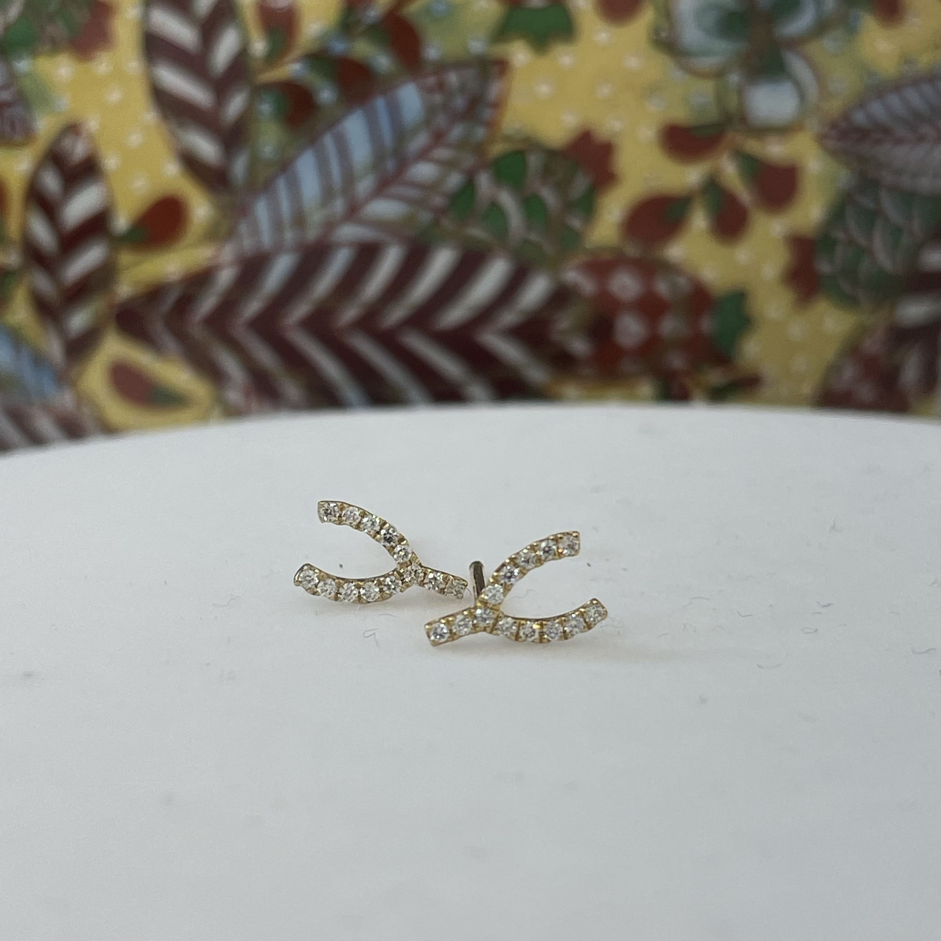 עגילים משובצים יהלומים טבעיים 0.09 קראט צבע F ניקיון VS-SI זהב 14K צהוב (מגיעים עם סוגרים) מק"ט 738