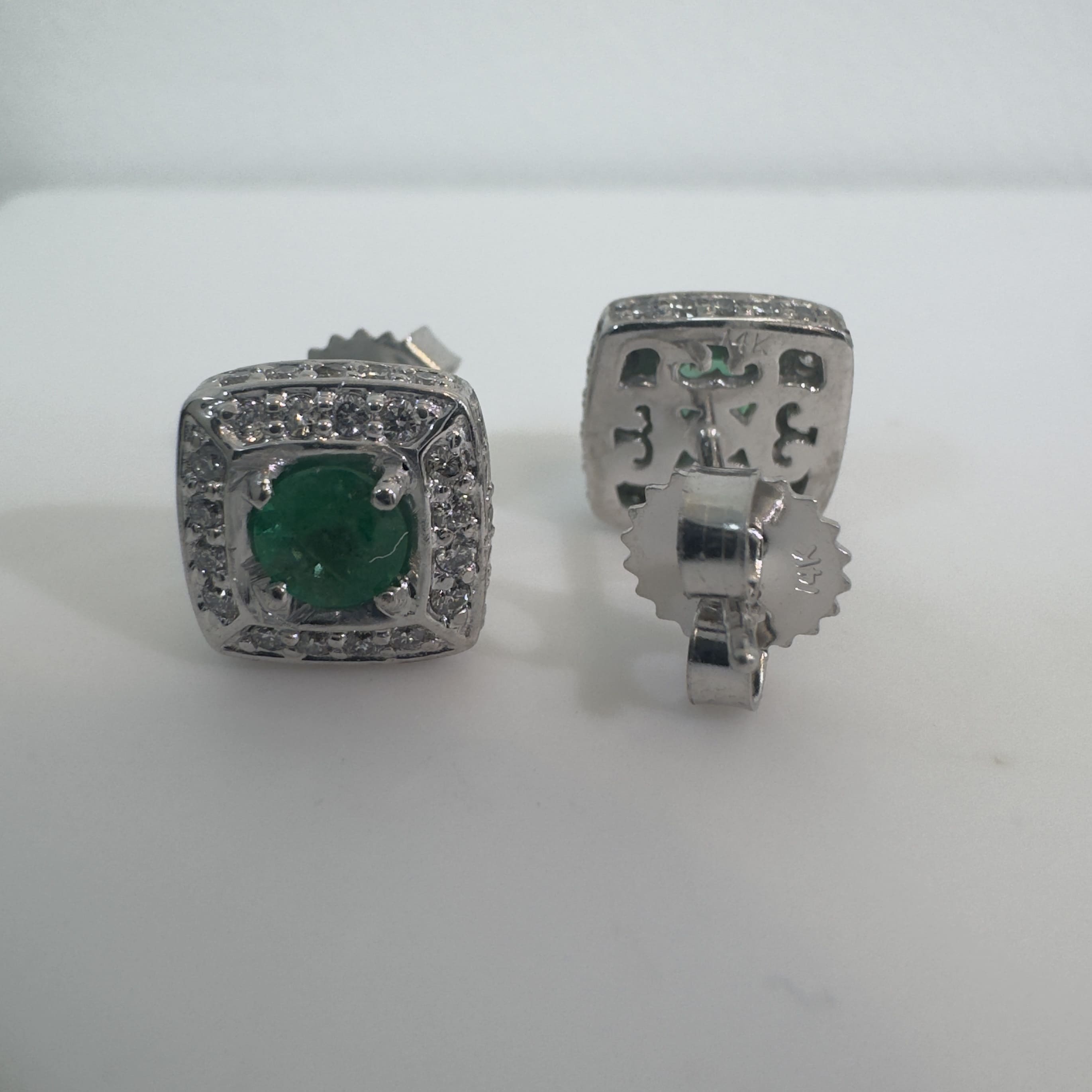 עגילי זהב 14K לבן מרובעים משובצים אמרלד טבעי 1.00 קראט ושתי שורות יהלומים טבעיים 0.65 קראט צבע F ניקיון VS מק״ט E-2227
