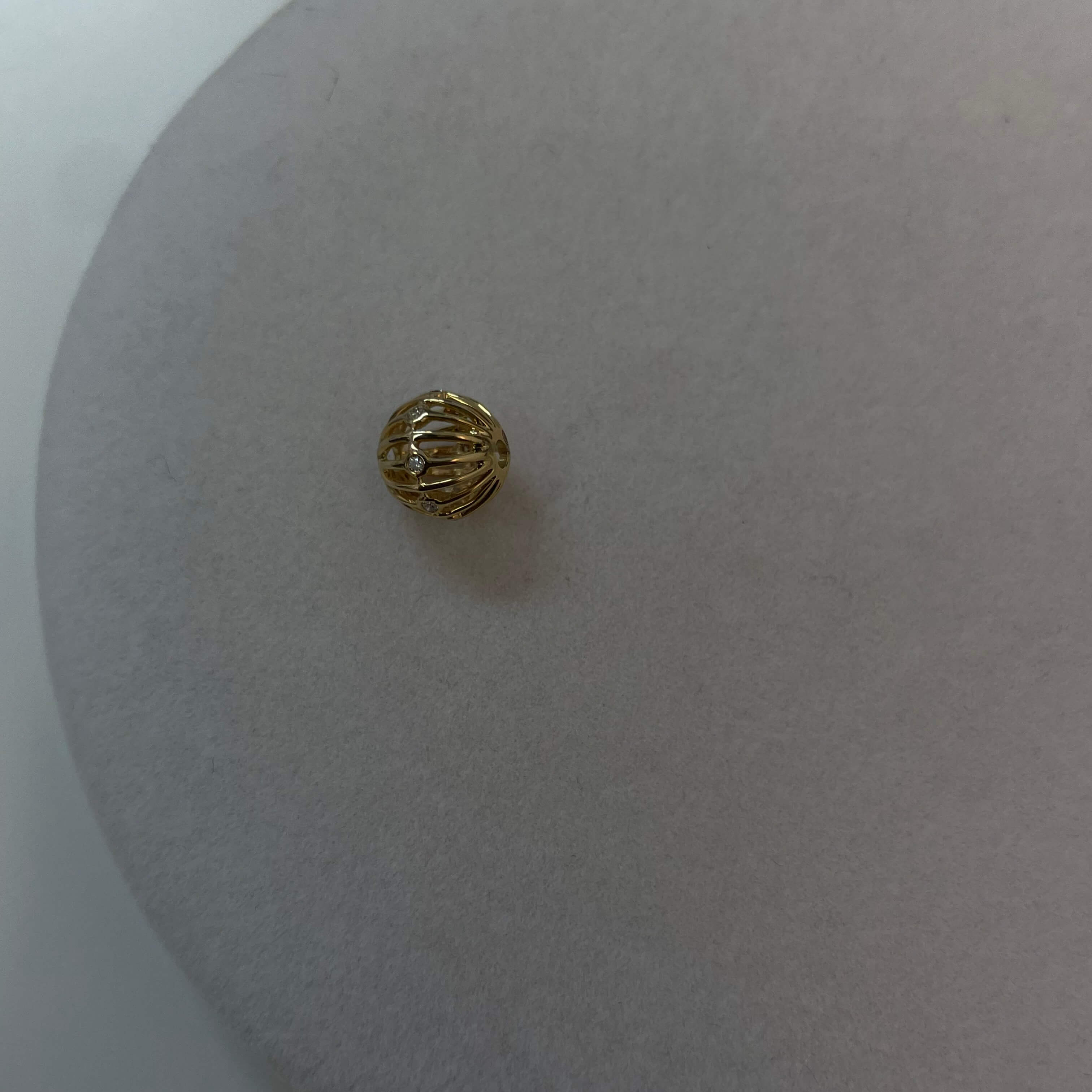 תליון כדור משובץ יהלומים טבעיים 0.04 קראט צבע F ניקיון VS-SI זהב 14K צהוב מק״ט 714