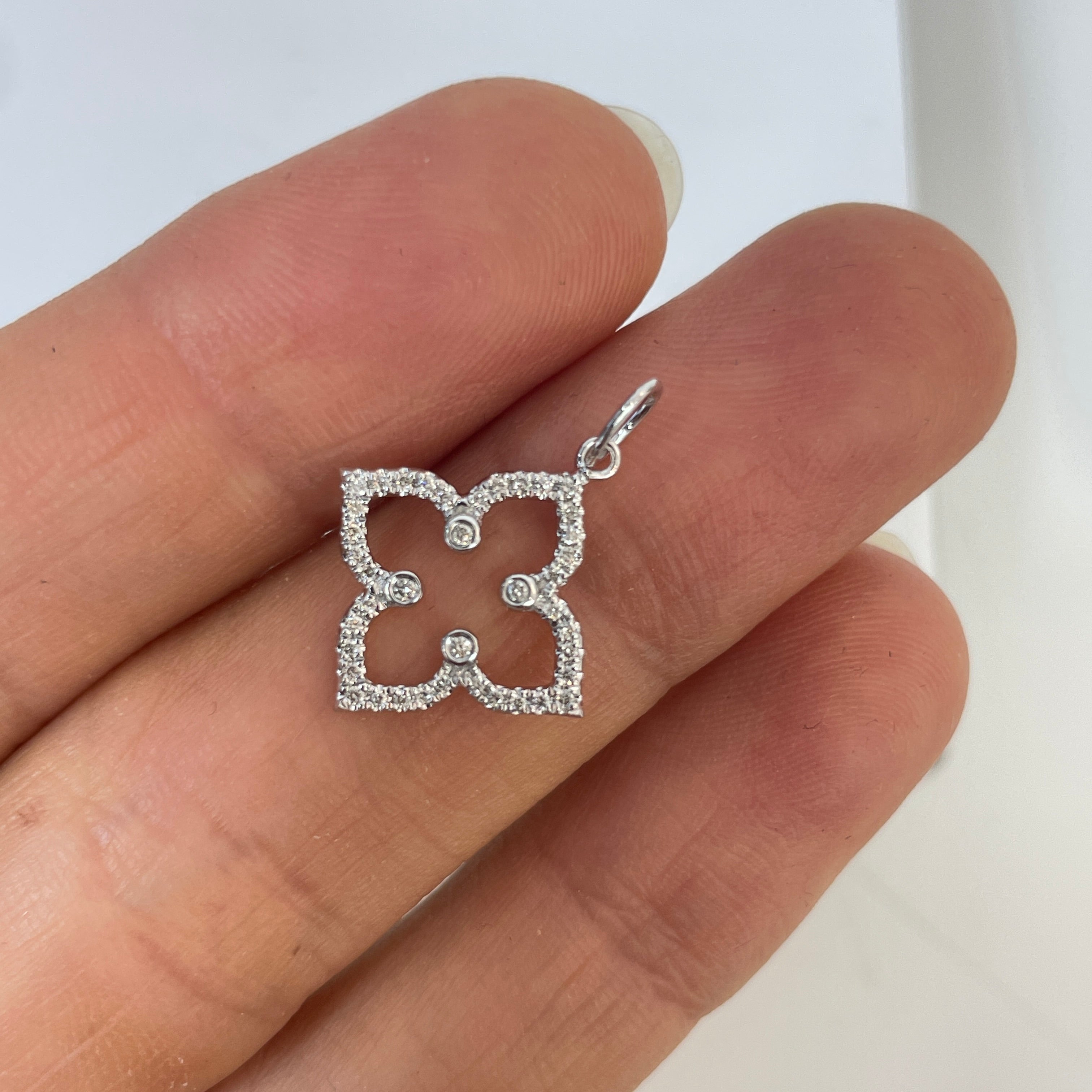 תליון יהלומים טבעיים בצורת פרח 0.11 קראט צבע F ניקיון VS-SI זהב 14K לבן מק״ט 692