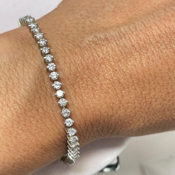 צמיד טניס יהלומים טבעיים 3.25 קראט צבע F ניקיון VS-SI כ12 קראט זהב 18K לבן מק״ט 590