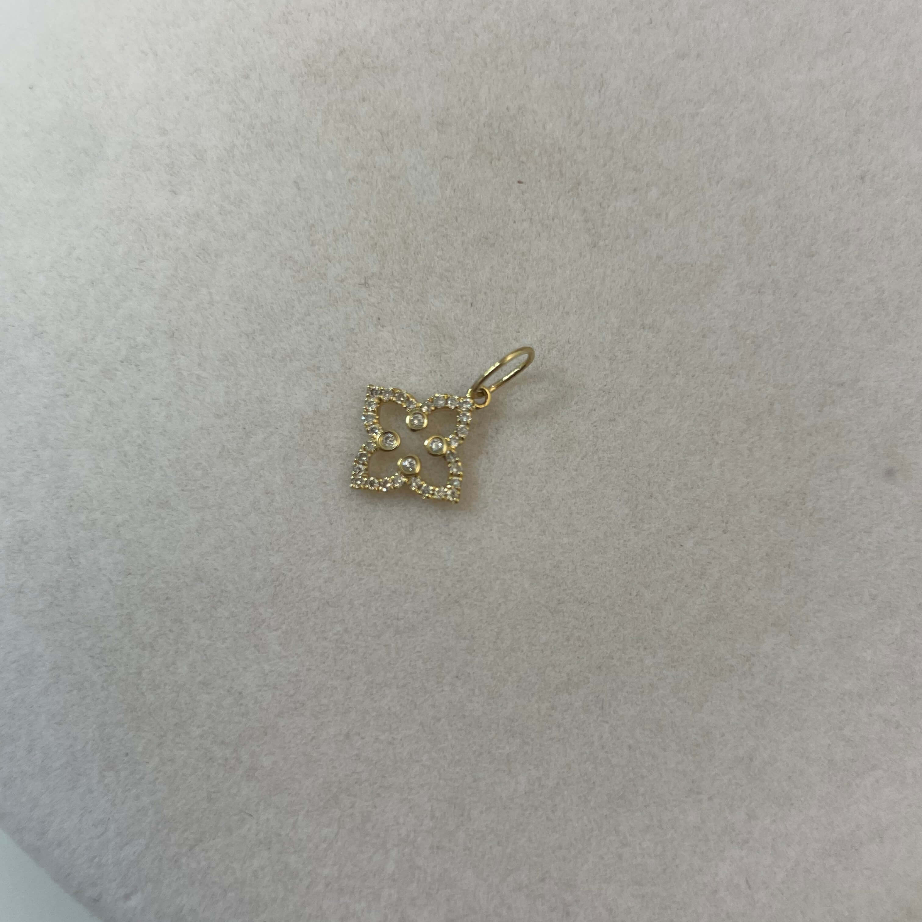 תליון יהלומים טבעיים בצורת פרח 0.10 קראט צבע F ניקיון VS-SI זהב 14K צהוב מק״ט 710