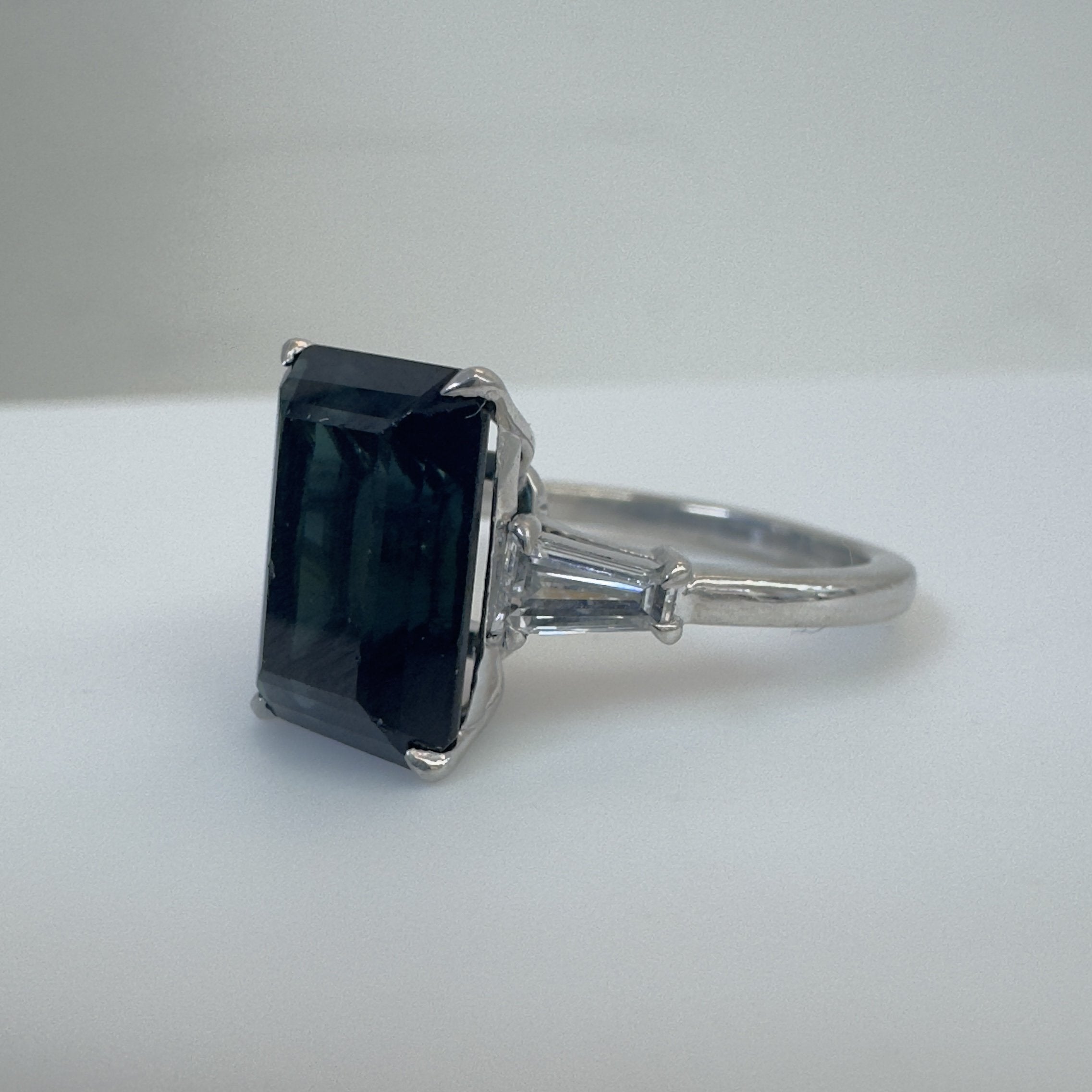 טבעת משובצת אבן אוניקס טבעית מרכזית 4.87 קראט וזוג יהלומי טייפרים טבעיים 0.48 קראט צבע F ניקיון VS טבעת פלטינה מק״ט 749